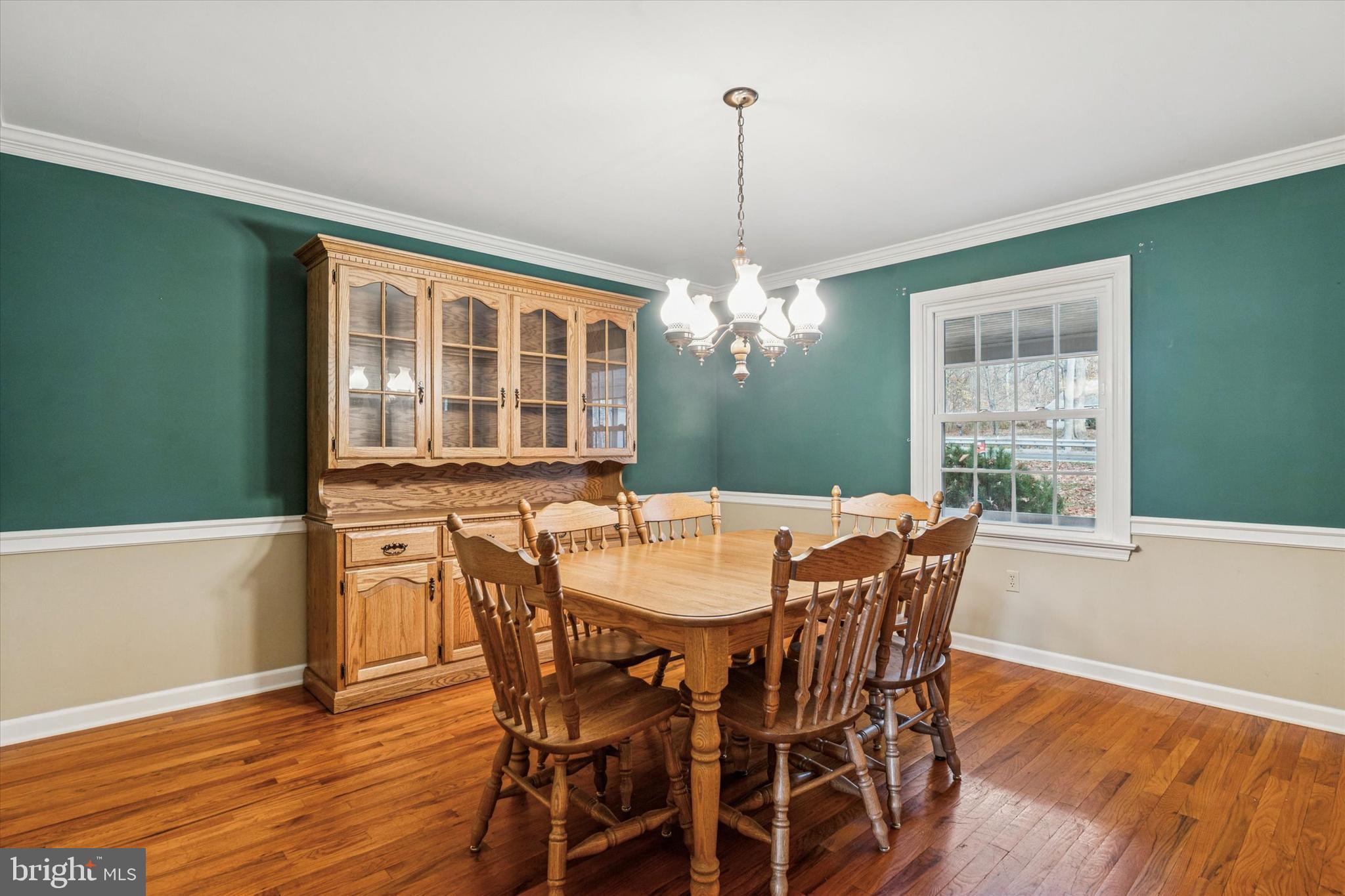 1042 W KINGS HIGHWAY