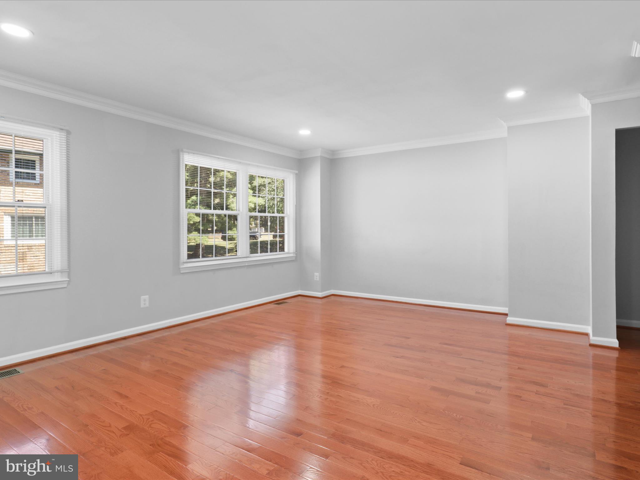 LONDON TOWNE - Residential Lease