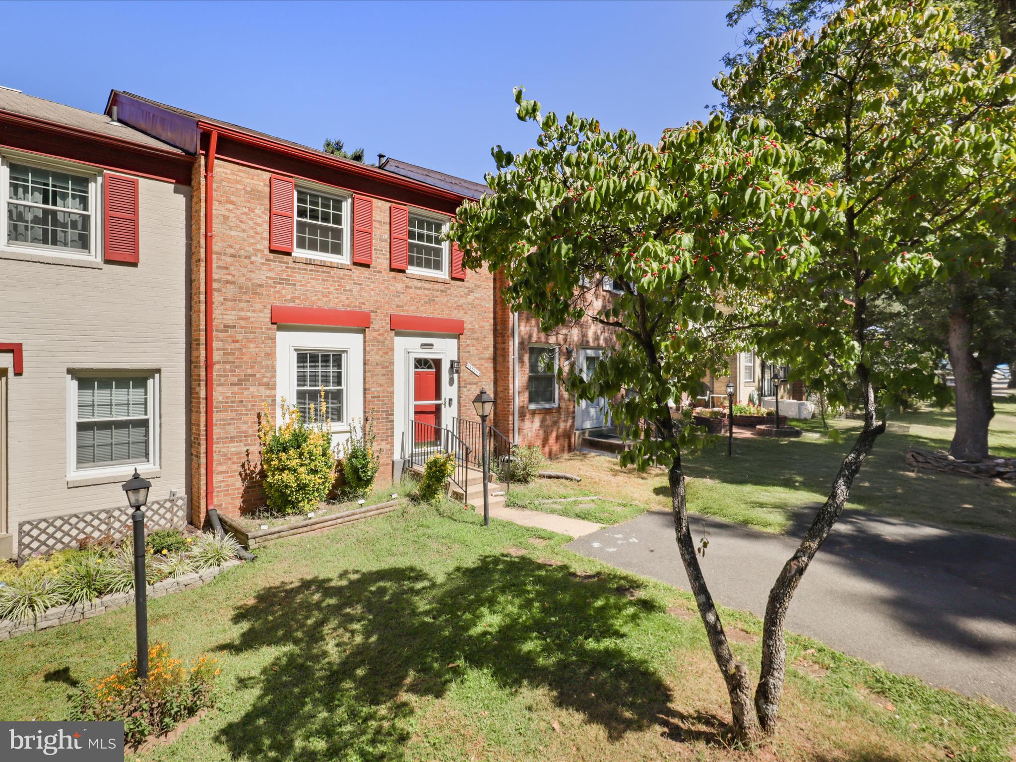 LONDON TOWNE - Residential Lease