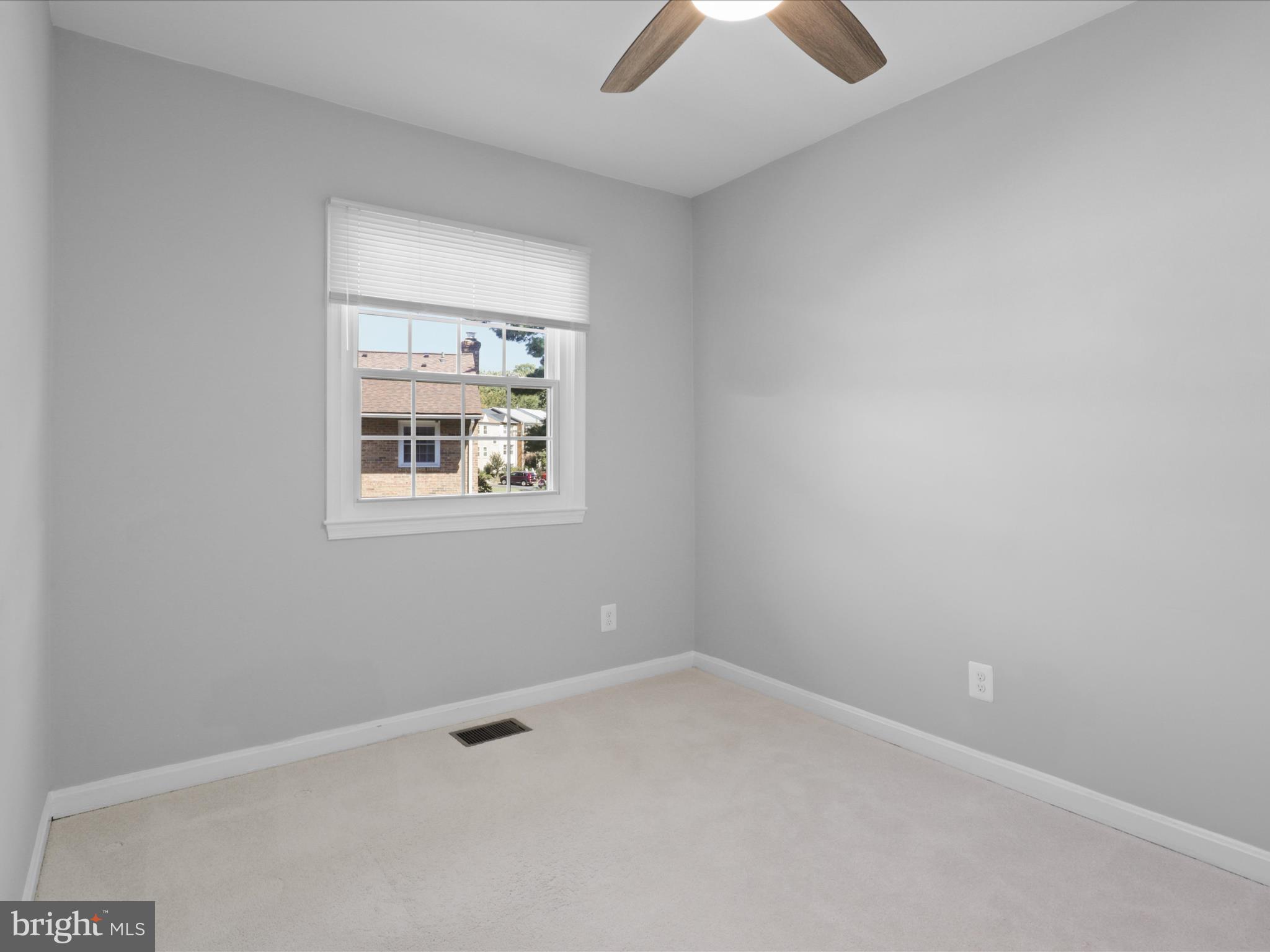 LONDON TOWNE - Residential Lease