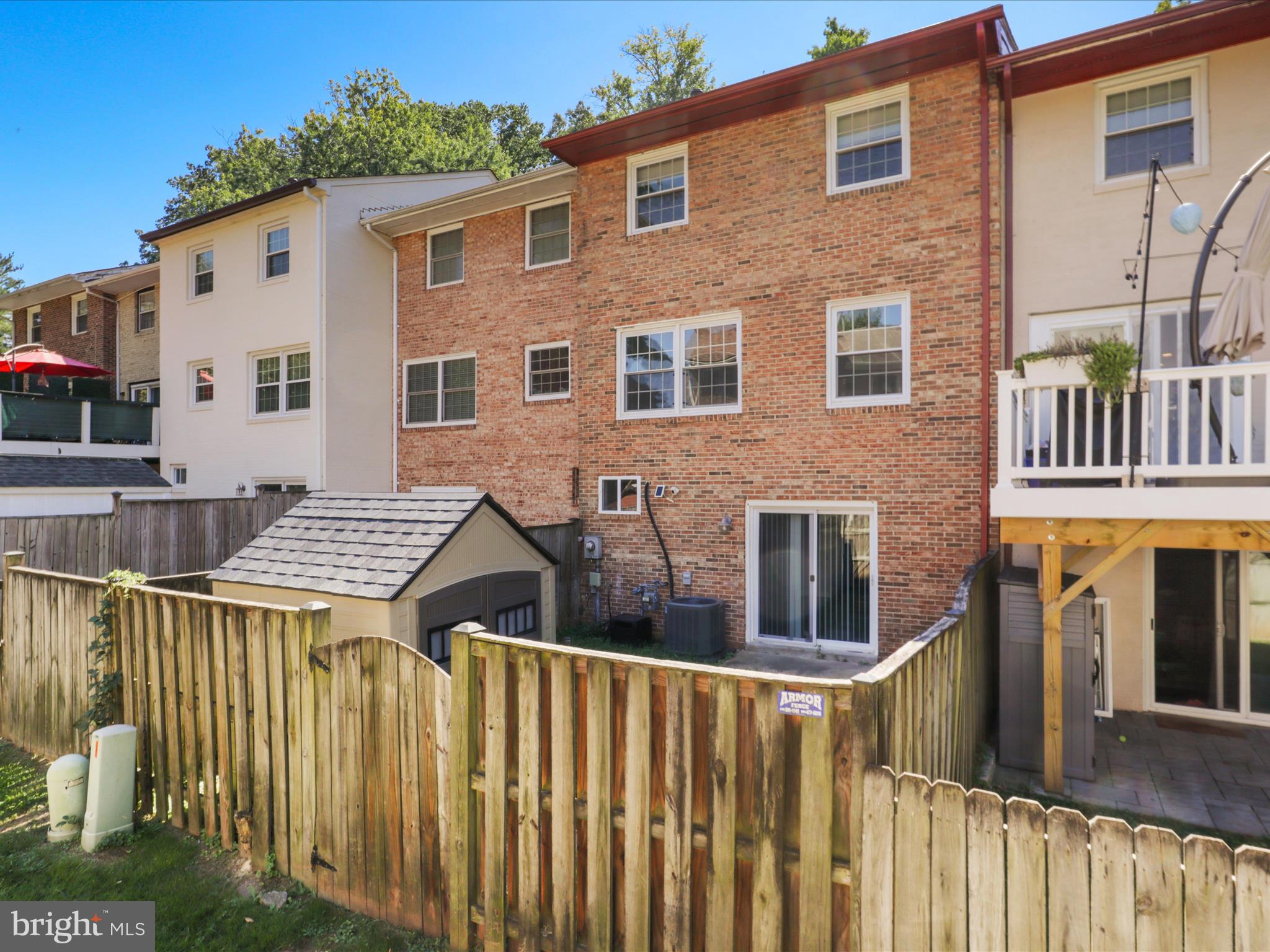 LONDON TOWNE - Residential Lease