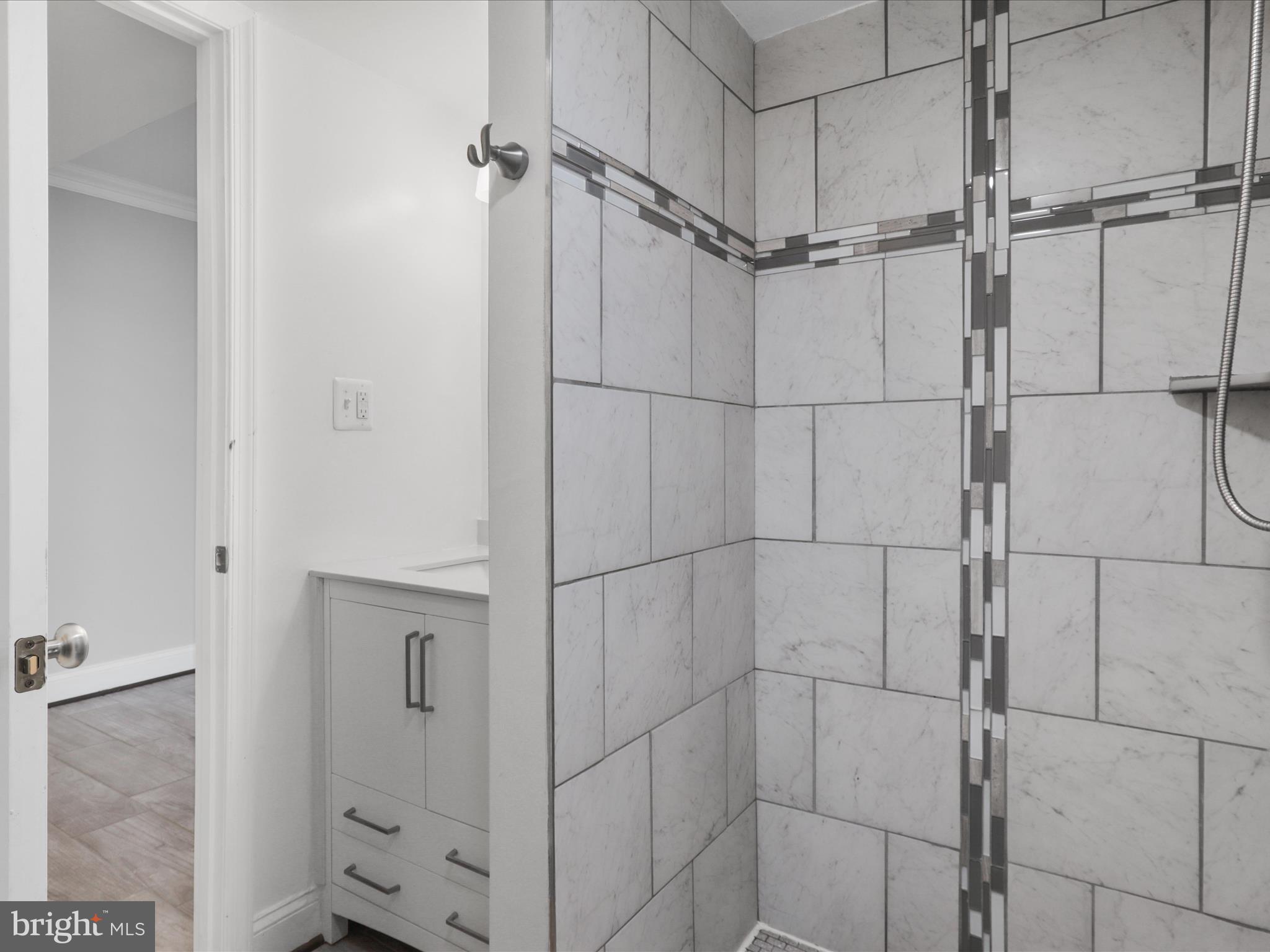 LONDON TOWNE - Residential Lease