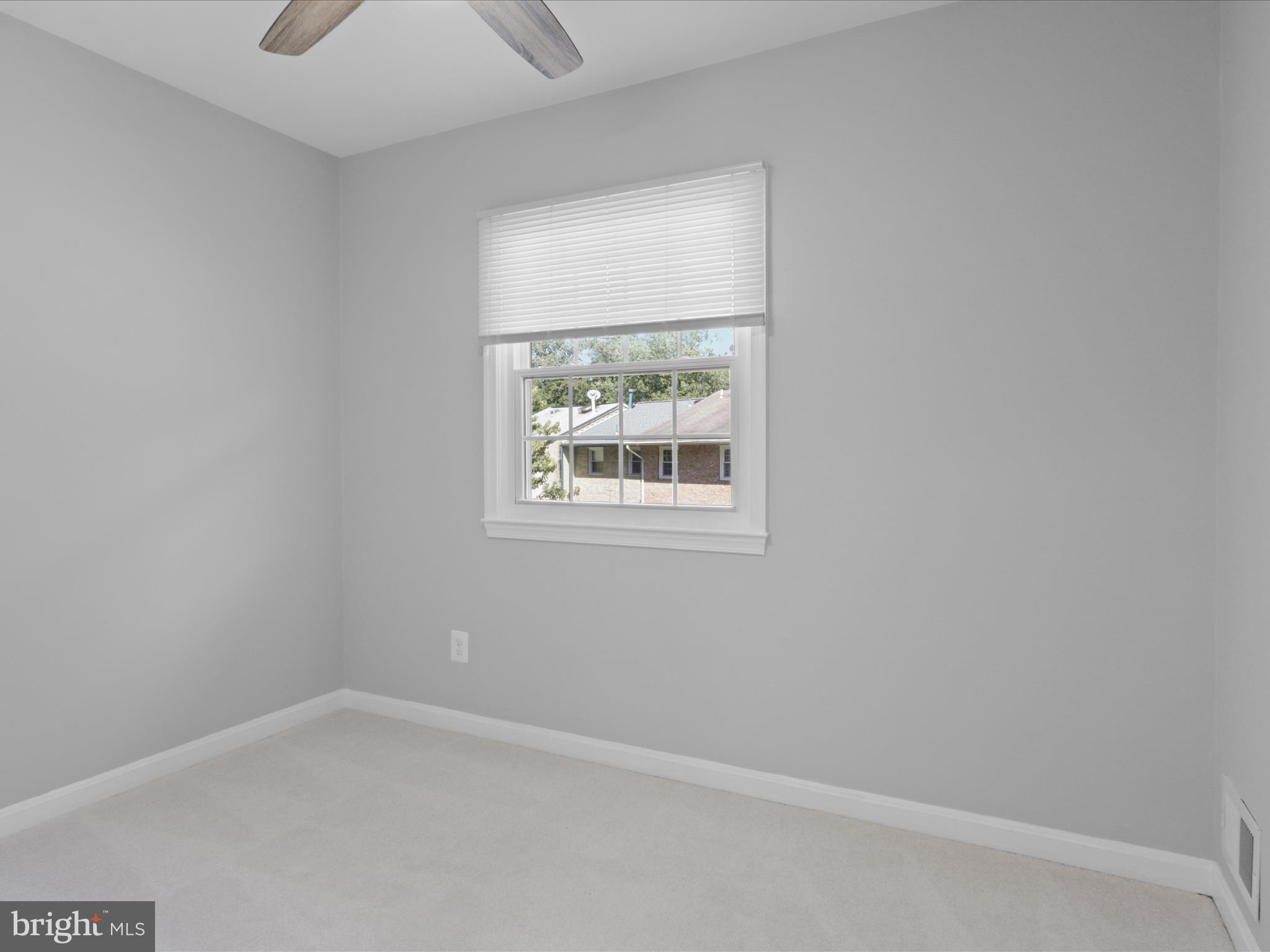 LONDON TOWNE - Residential Lease