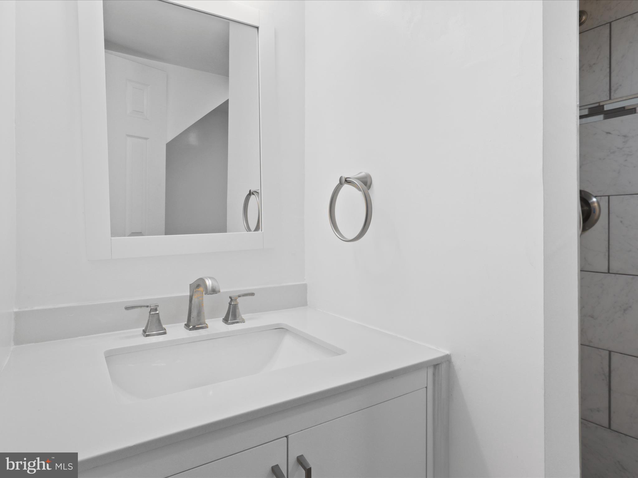 LONDON TOWNE - Residential Lease