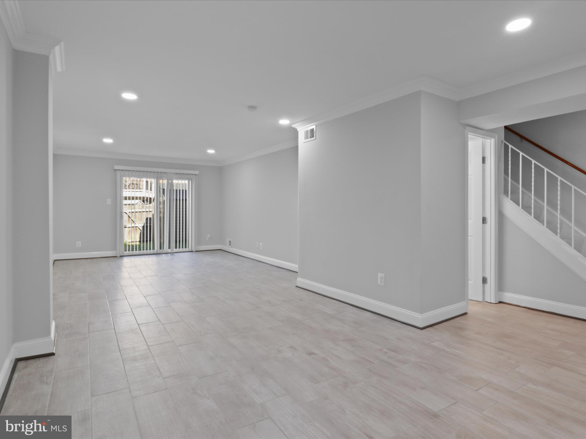 LONDON TOWNE - Residential Lease