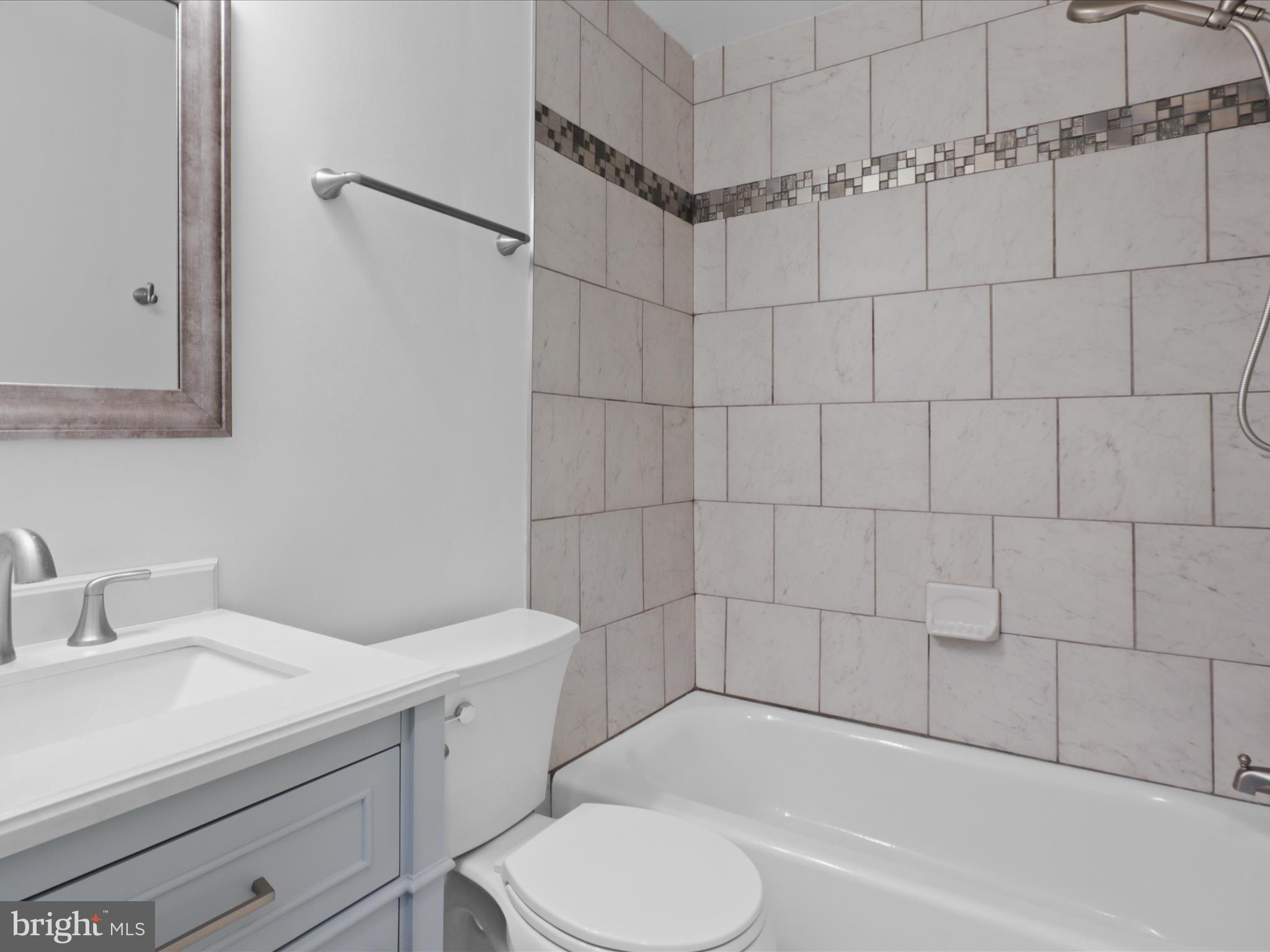 LONDON TOWNE - Residential Lease