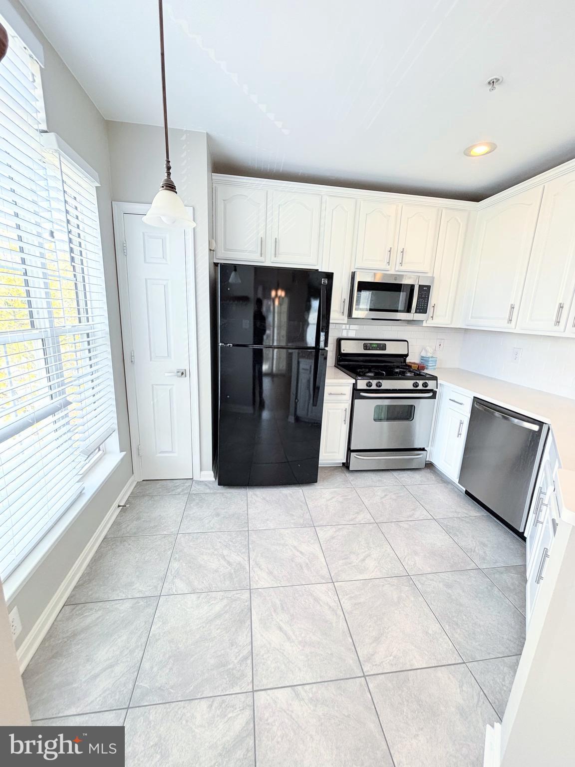 LAKESIDE AT SOUTH RIDING - Residential Lease