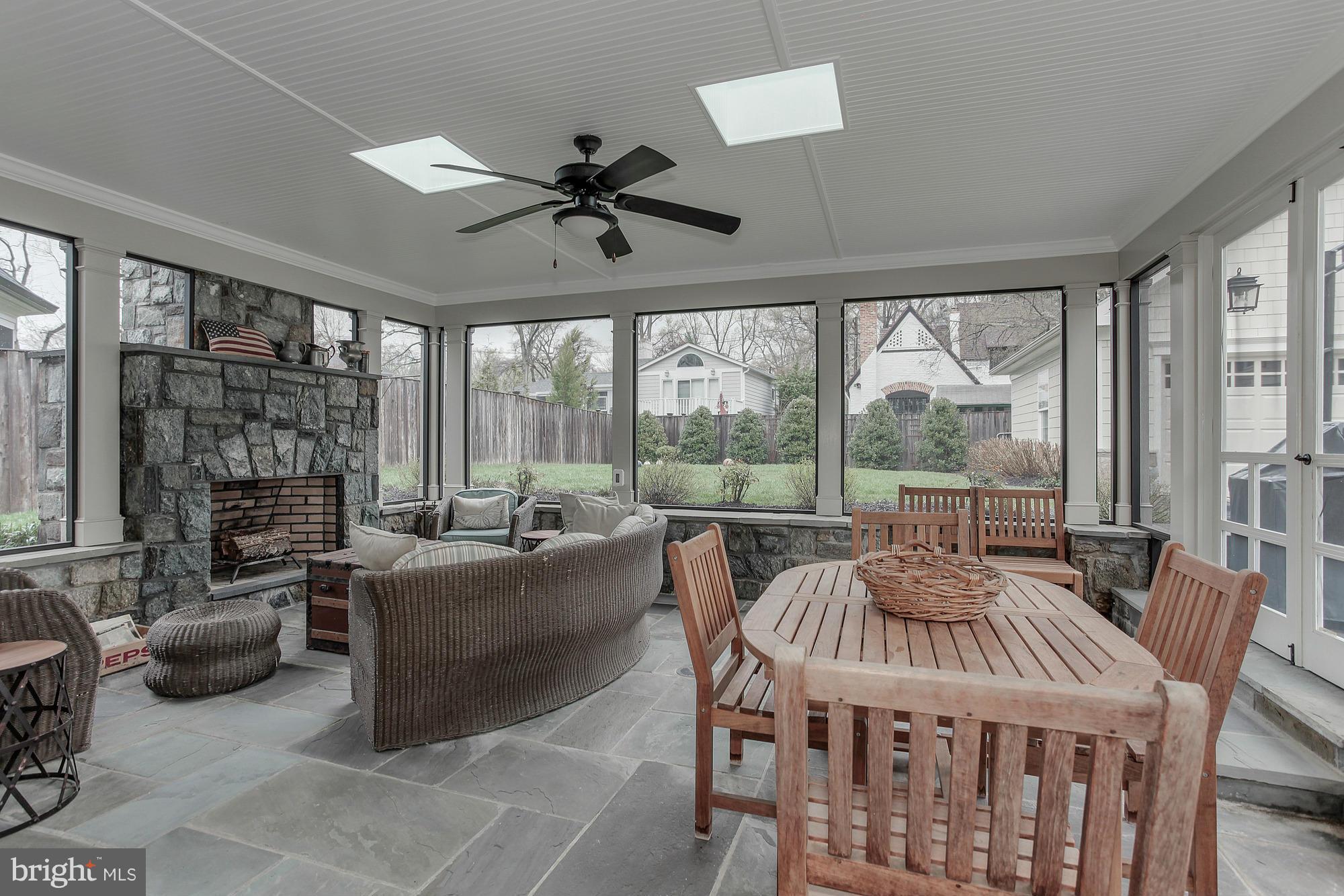 ENGLISH VILLAGE - Residential