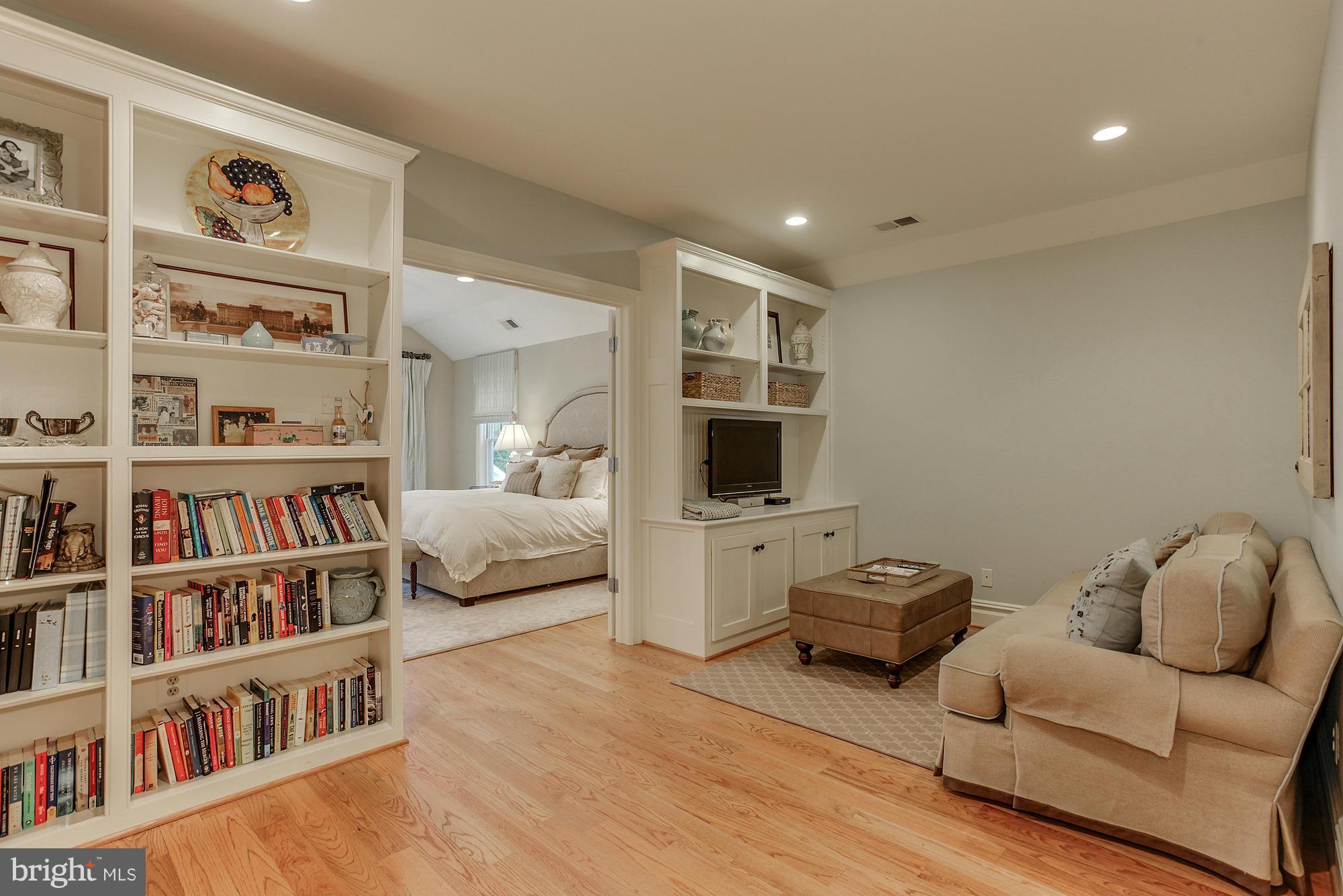 ENGLISH VILLAGE - Residential