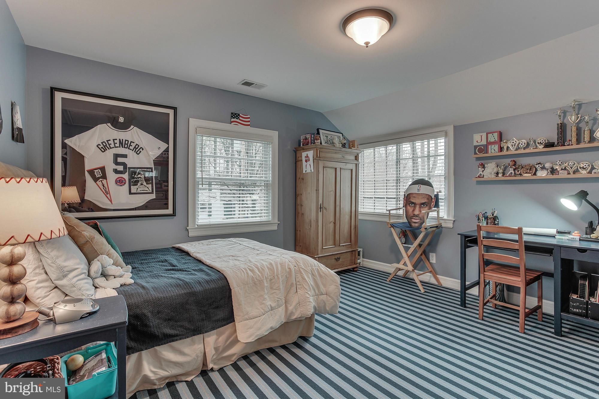 ENGLISH VILLAGE - Residential