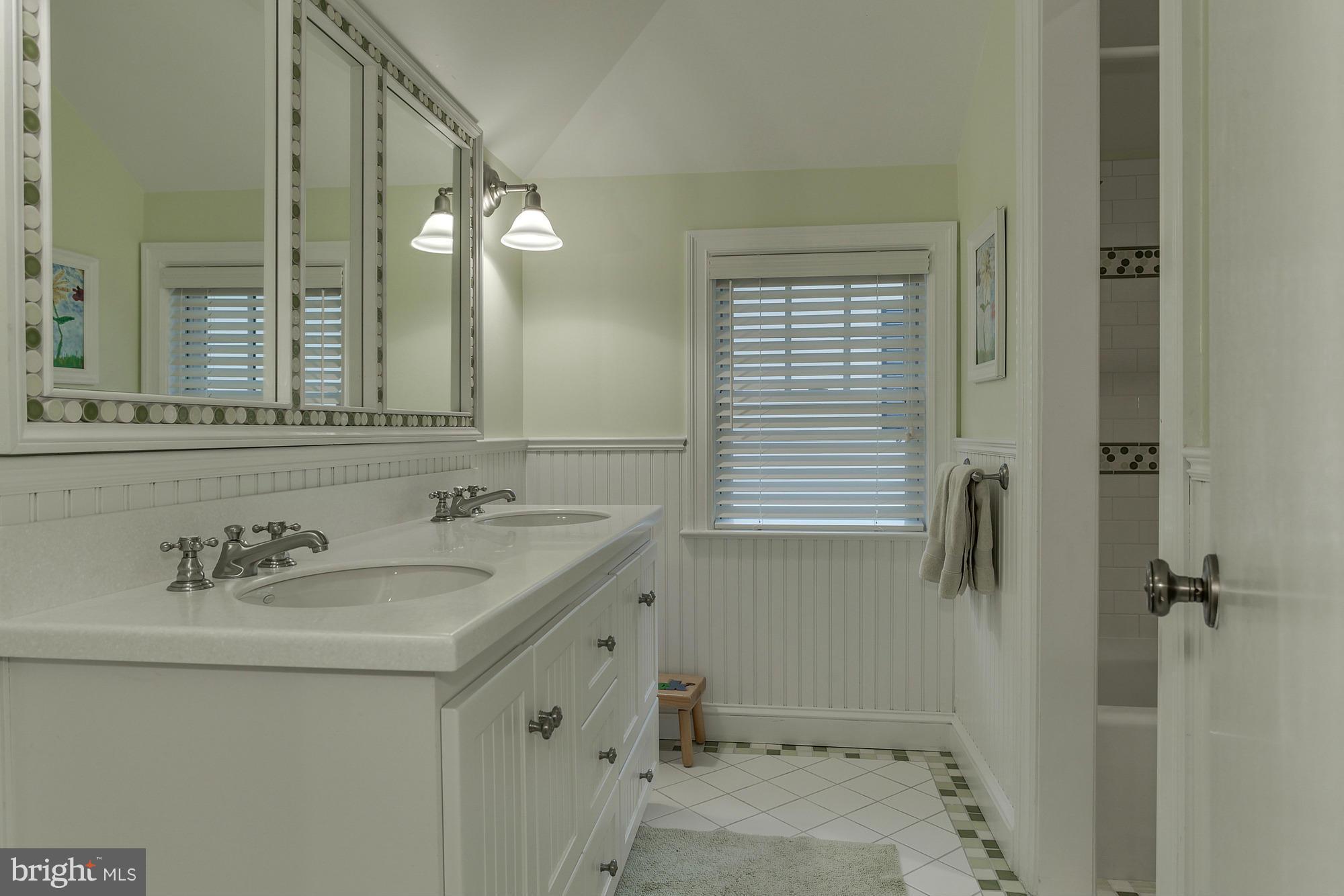 ENGLISH VILLAGE - Residential