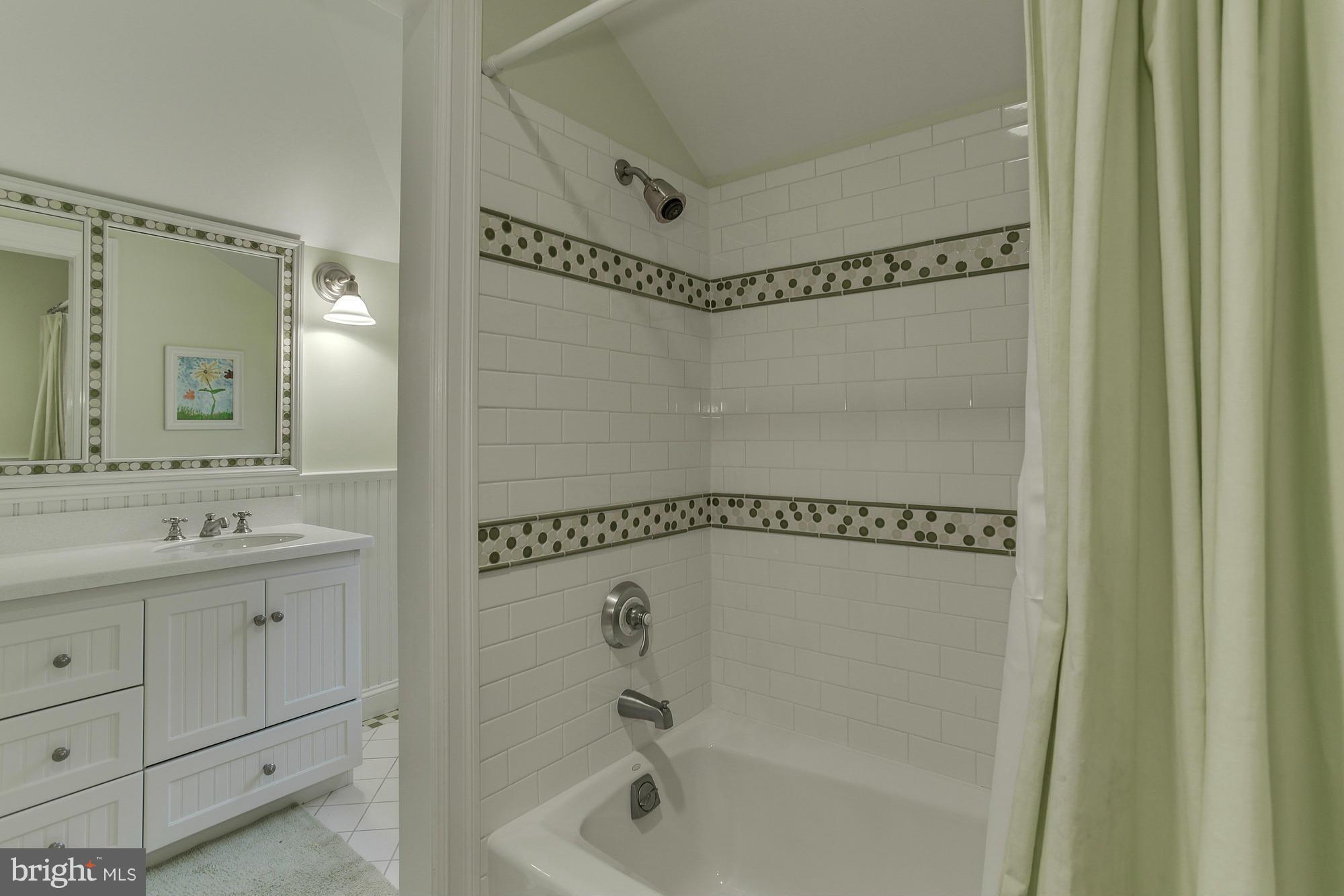 ENGLISH VILLAGE - Residential