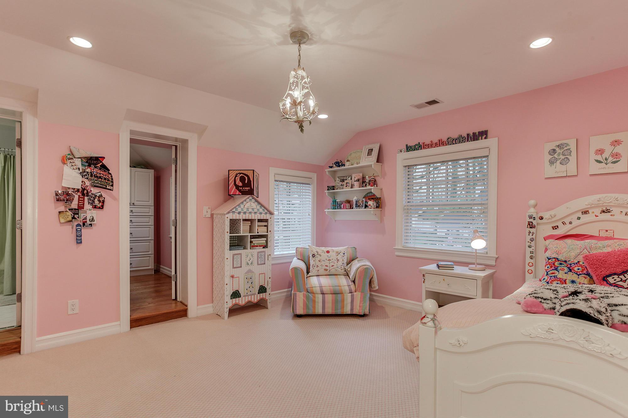 ENGLISH VILLAGE - Residential