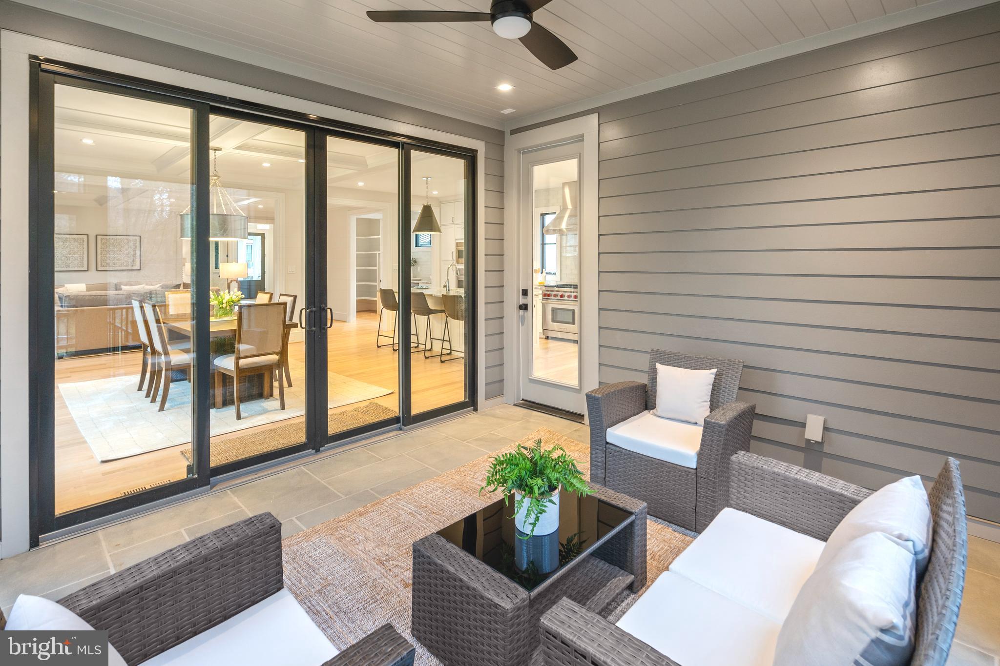 COUNTRY CLUB MANOR - Residential