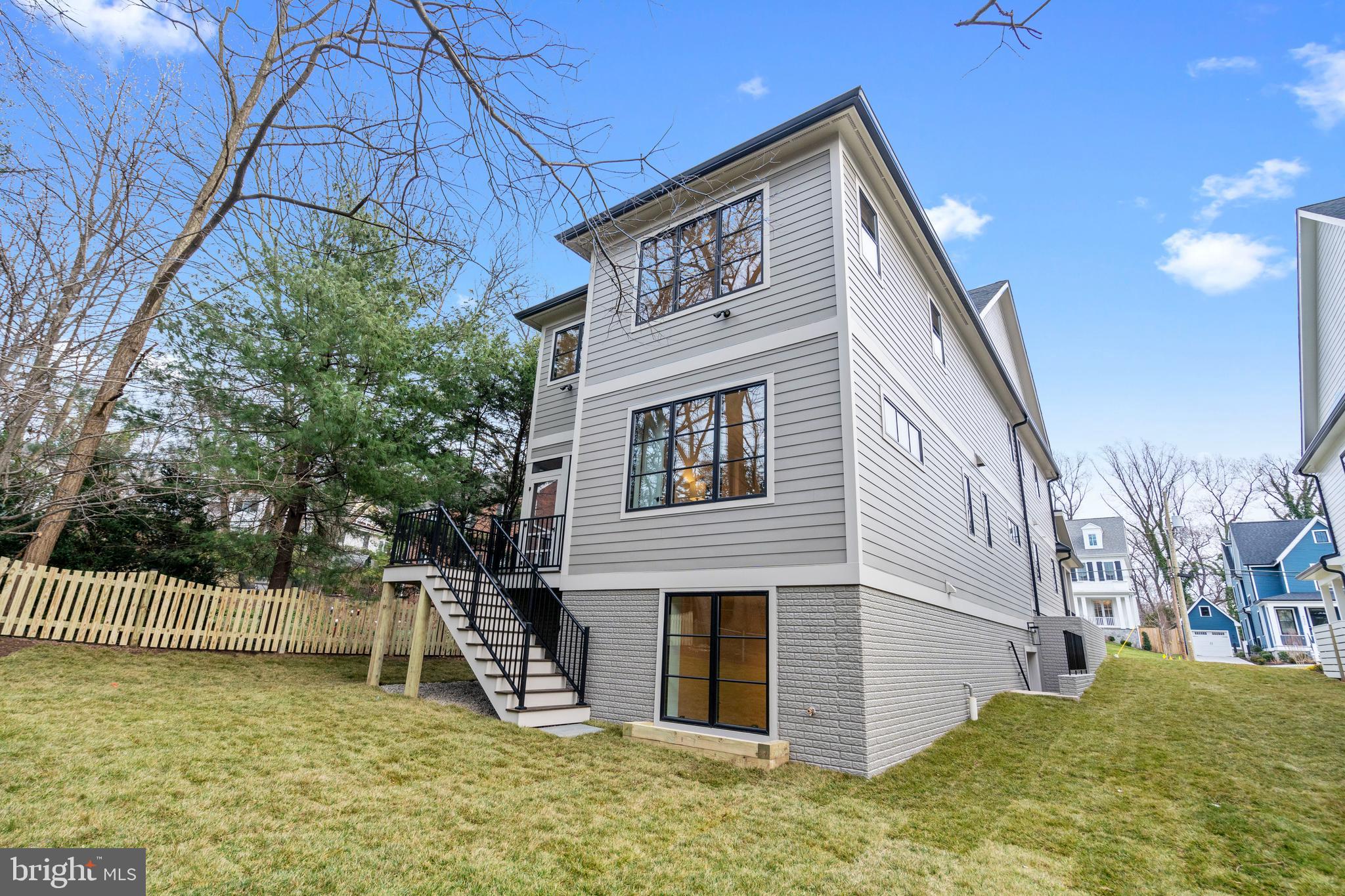 COUNTRY CLUB MANOR - Residential