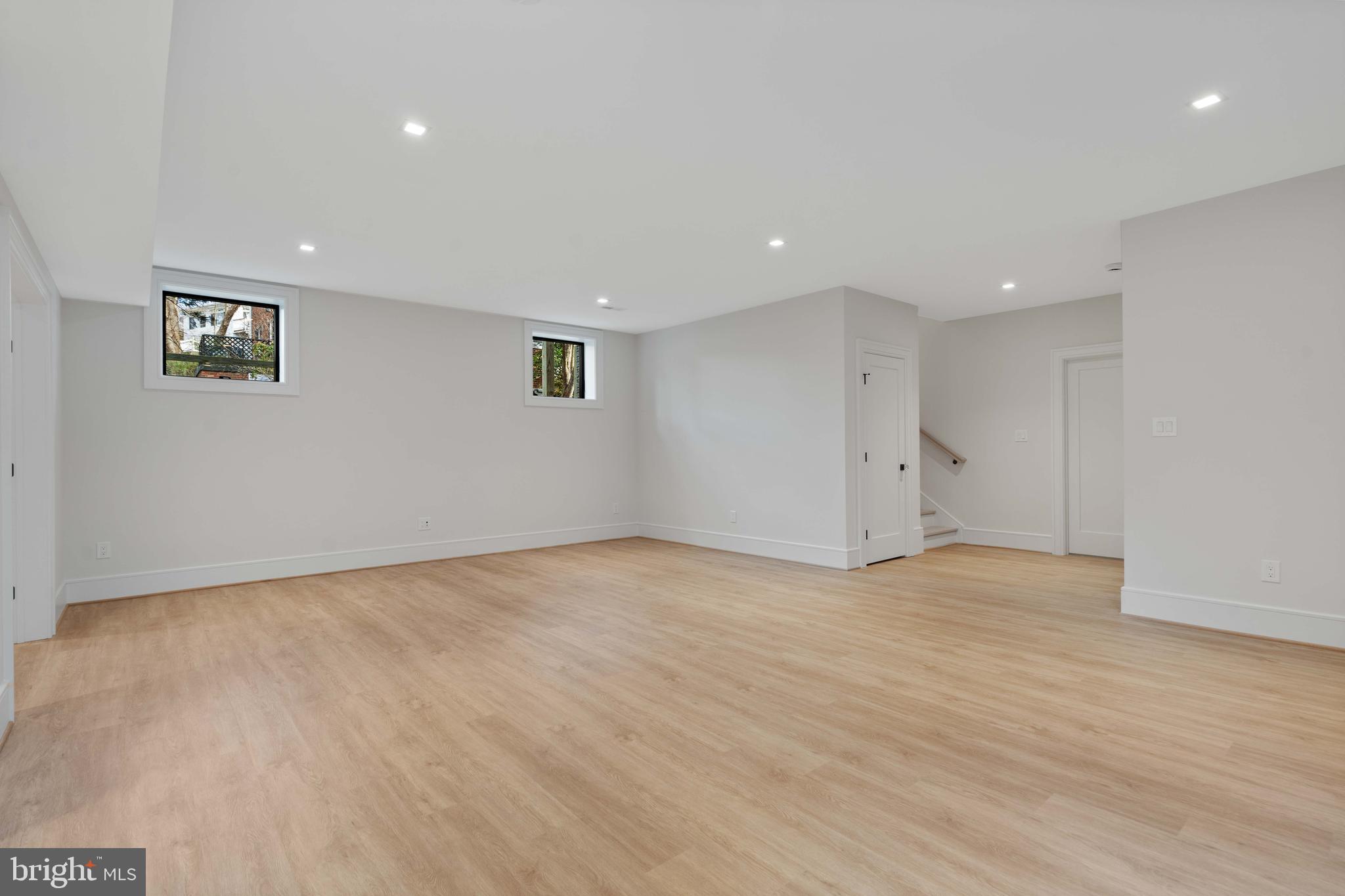 COUNTRY CLUB MANOR - Residential