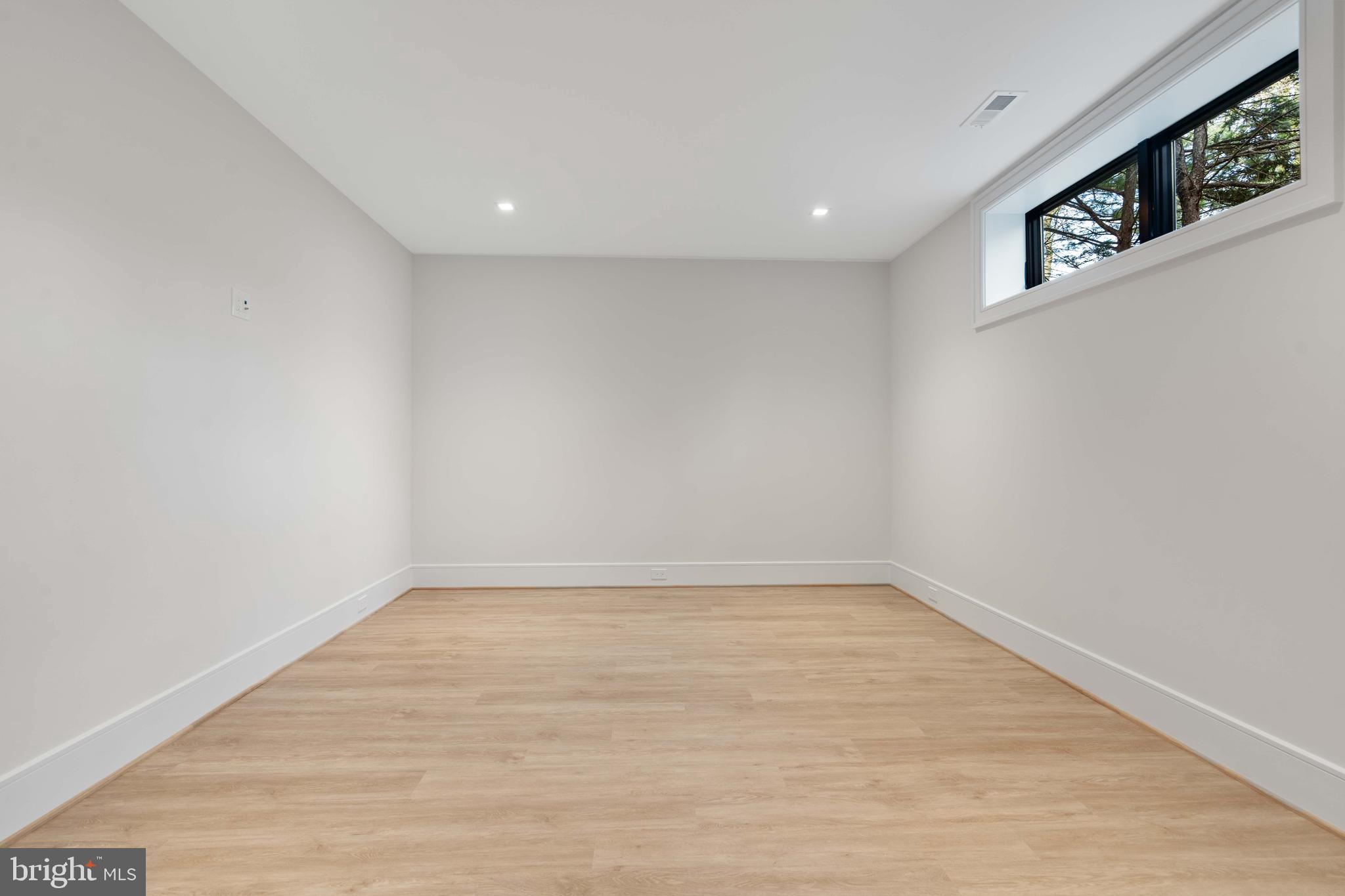 COUNTRY CLUB MANOR - Residential