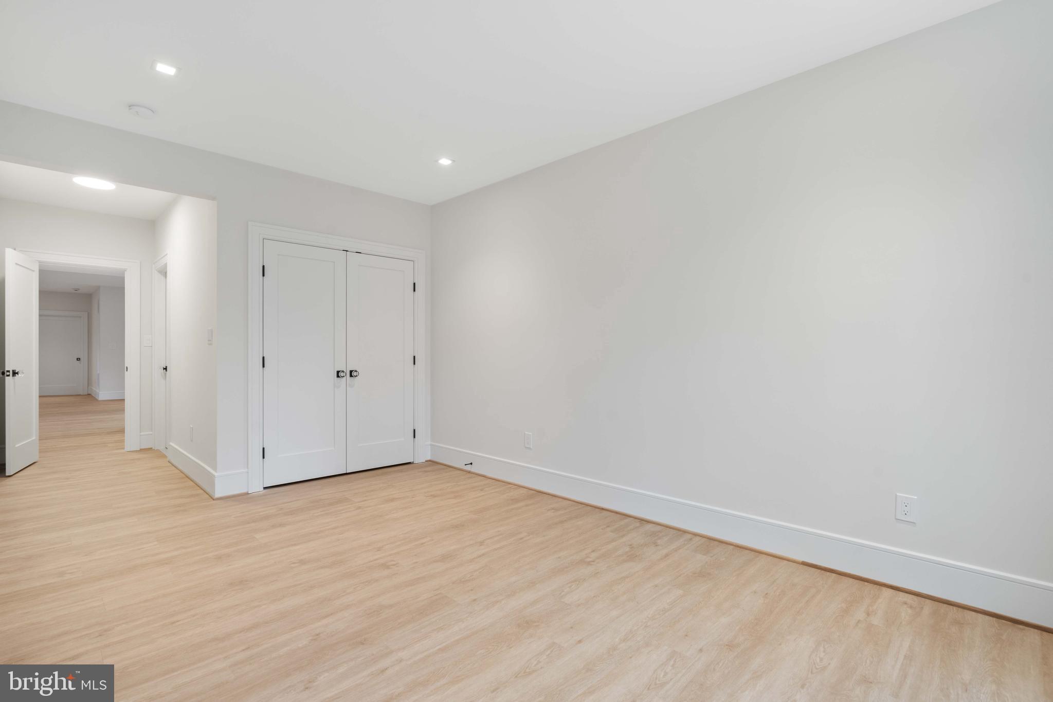 COUNTRY CLUB MANOR - Residential