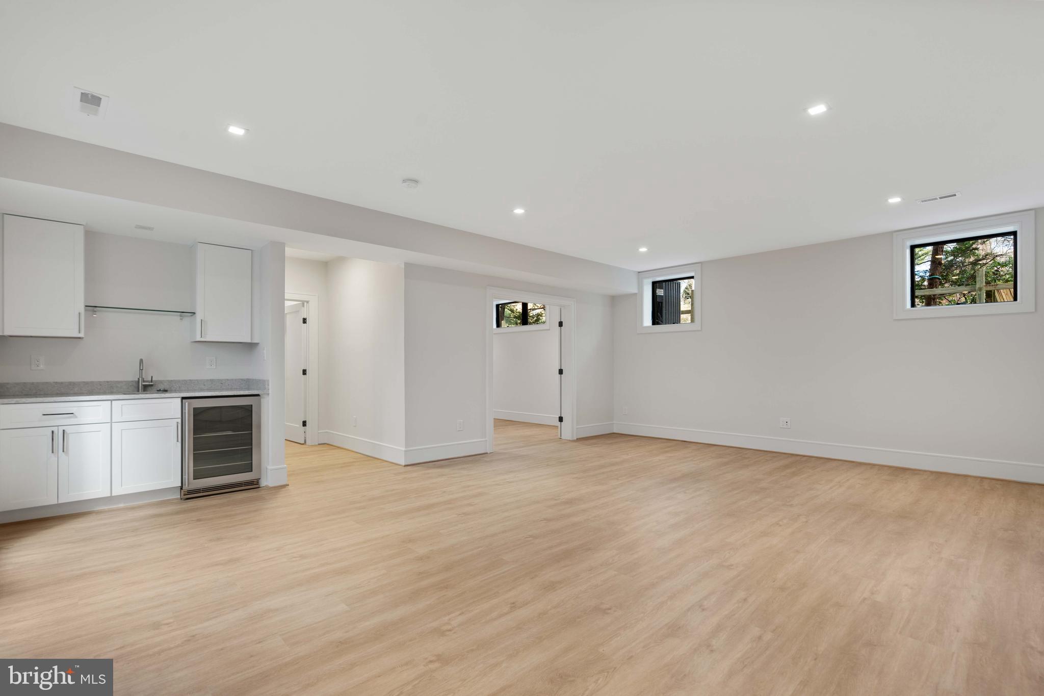 COUNTRY CLUB MANOR - Residential