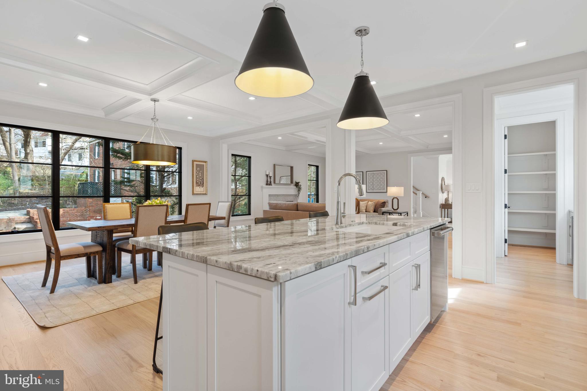 COUNTRY CLUB MANOR - Residential