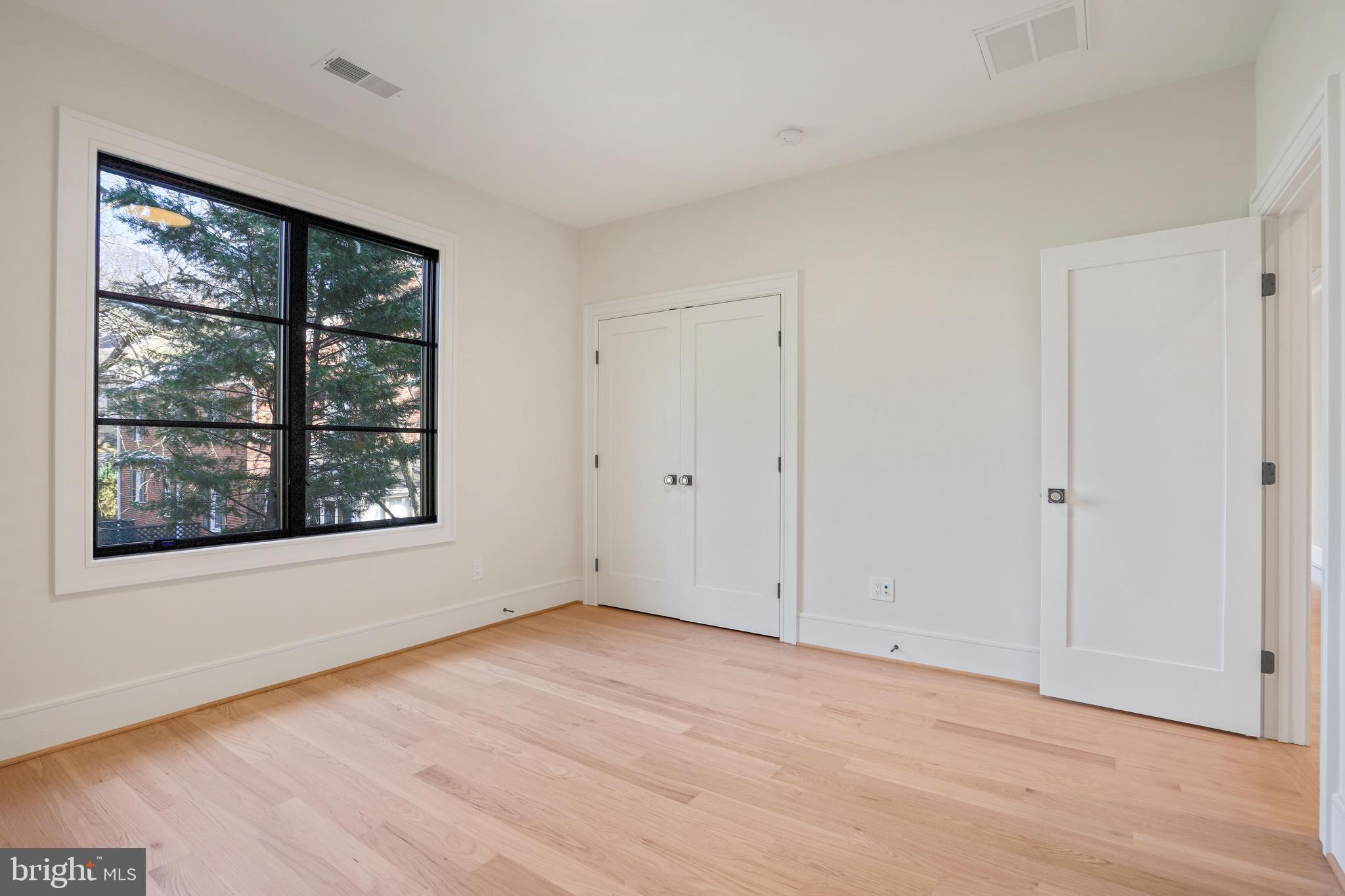 COUNTRY CLUB MANOR - Residential