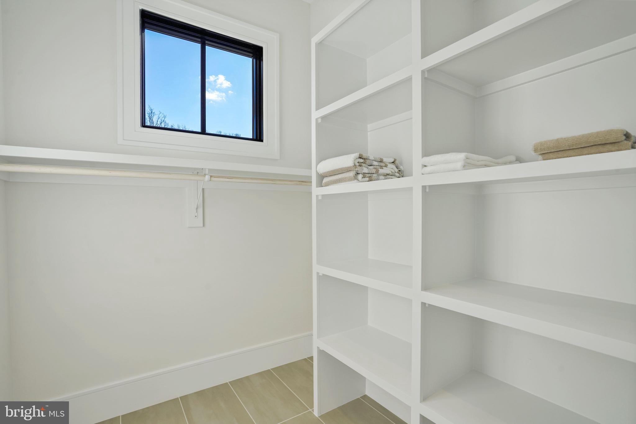 COUNTRY CLUB MANOR - Residential