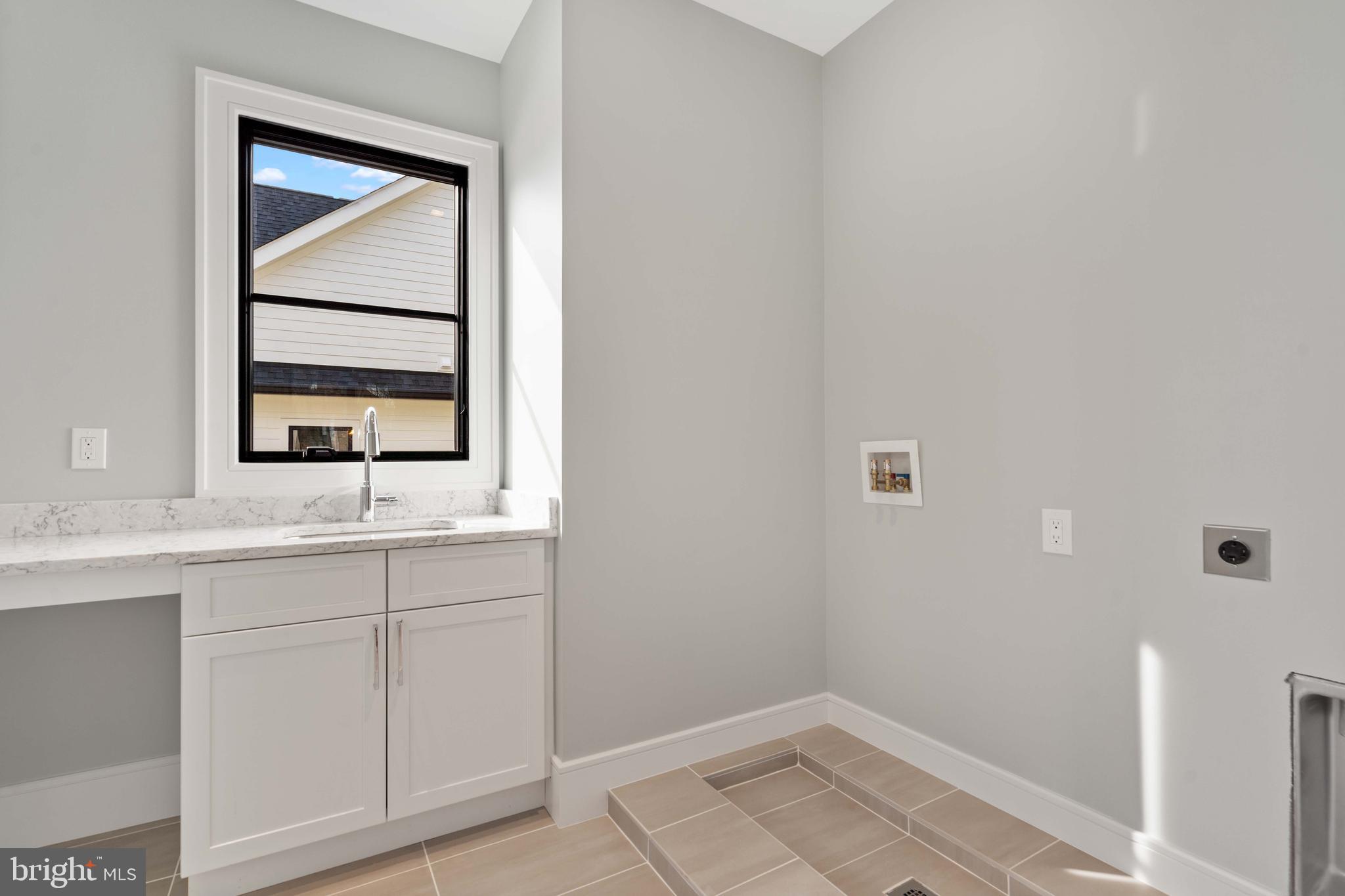 COUNTRY CLUB MANOR - Residential