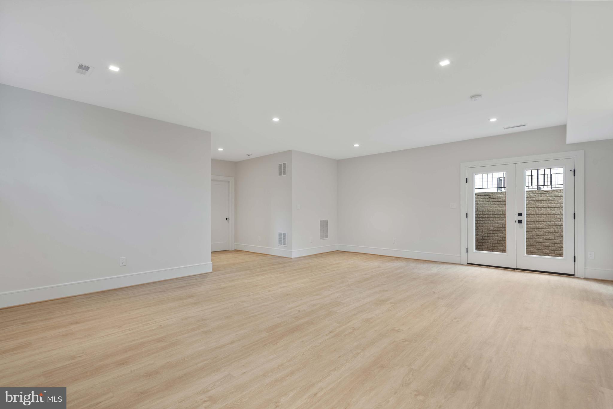 COUNTRY CLUB MANOR - Residential