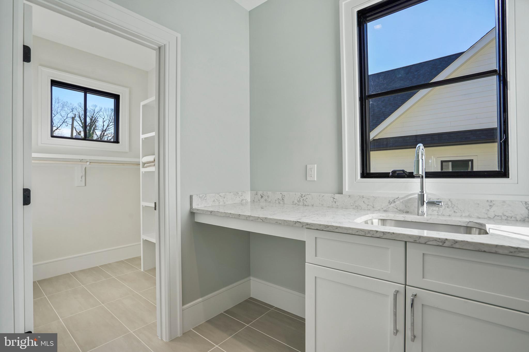 COUNTRY CLUB MANOR - Residential