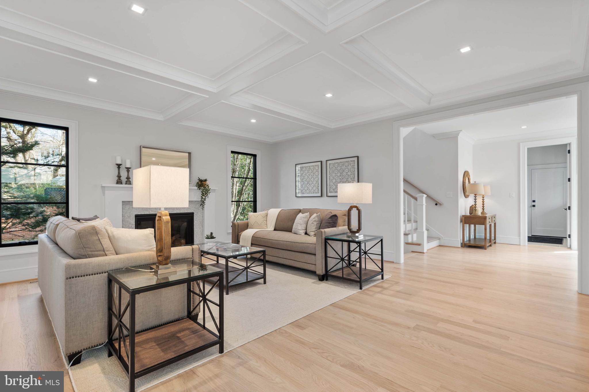 COUNTRY CLUB MANOR - Residential