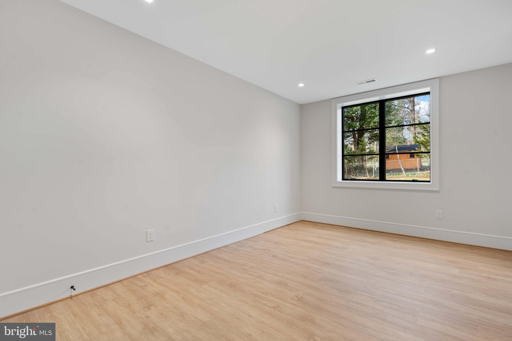 COUNTRY CLUB MANOR - Residential