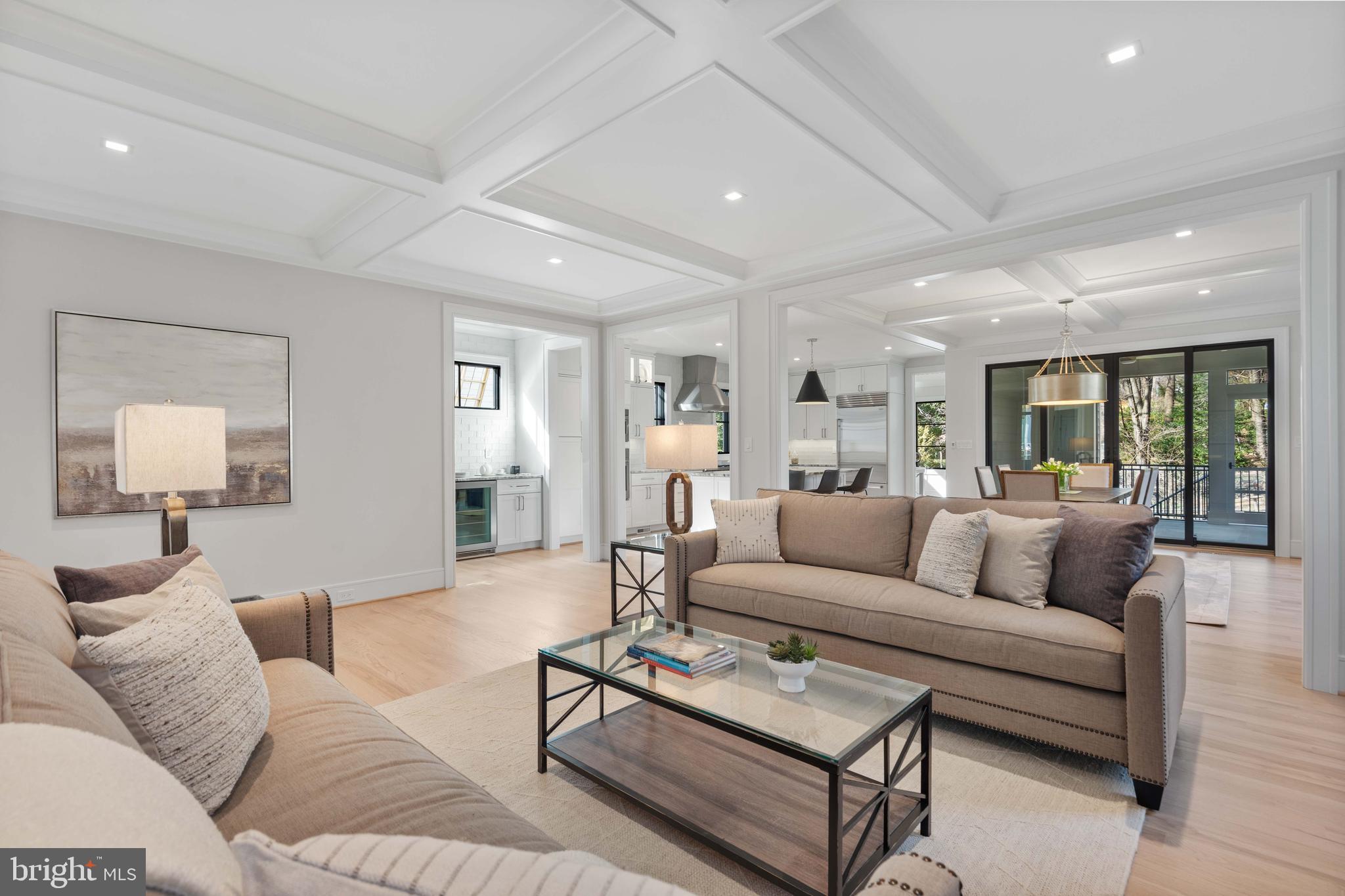 COUNTRY CLUB MANOR - Residential