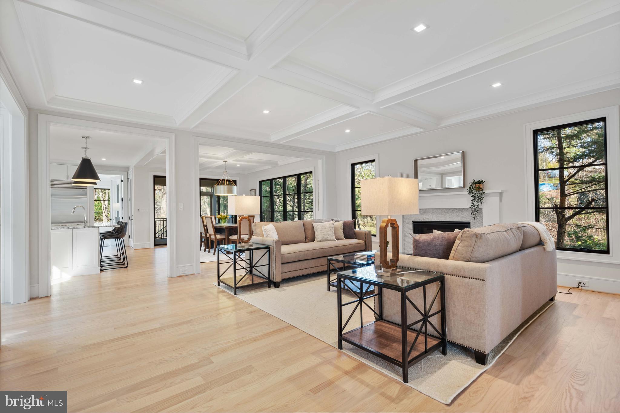 COUNTRY CLUB MANOR - Residential