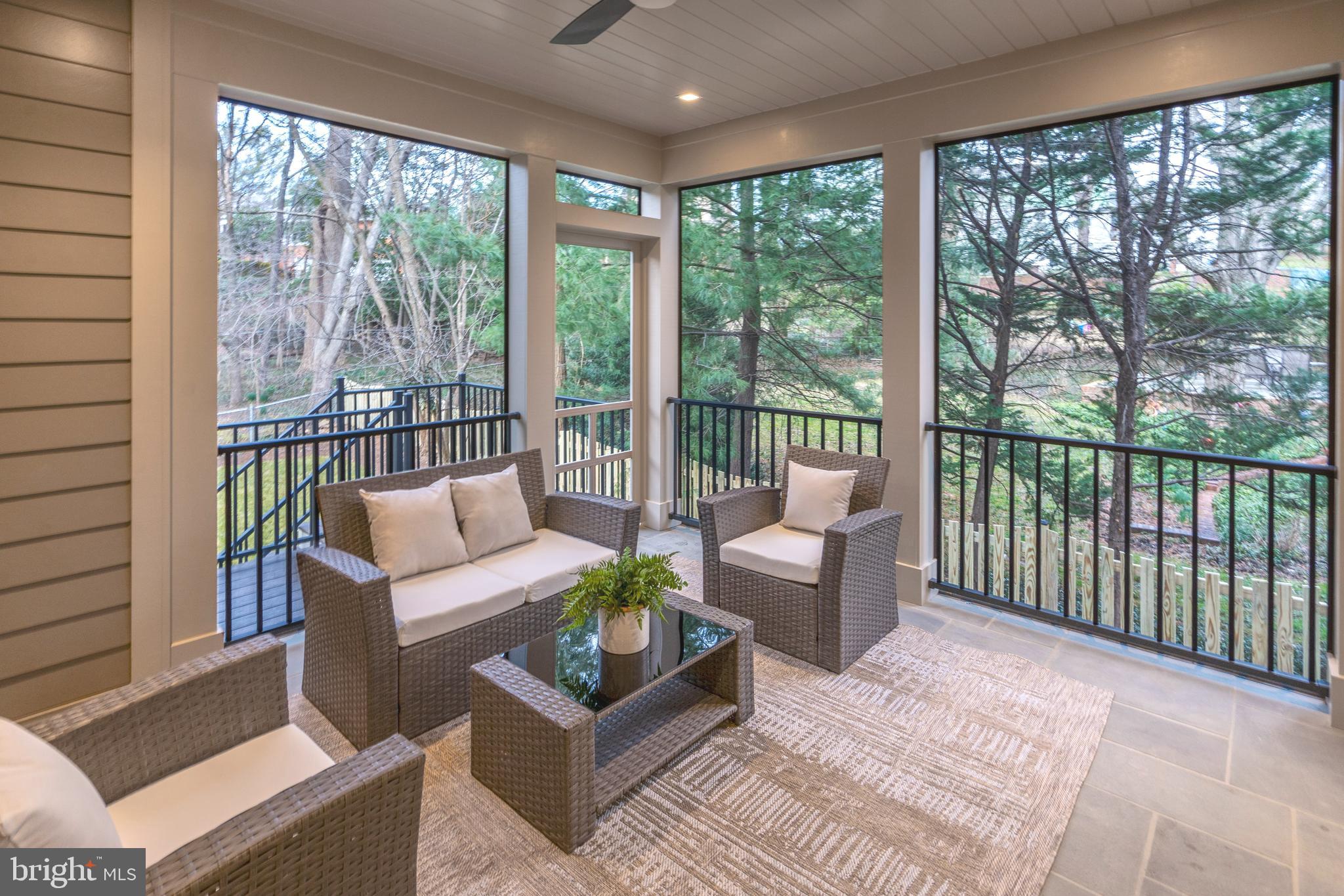 COUNTRY CLUB MANOR - Residential