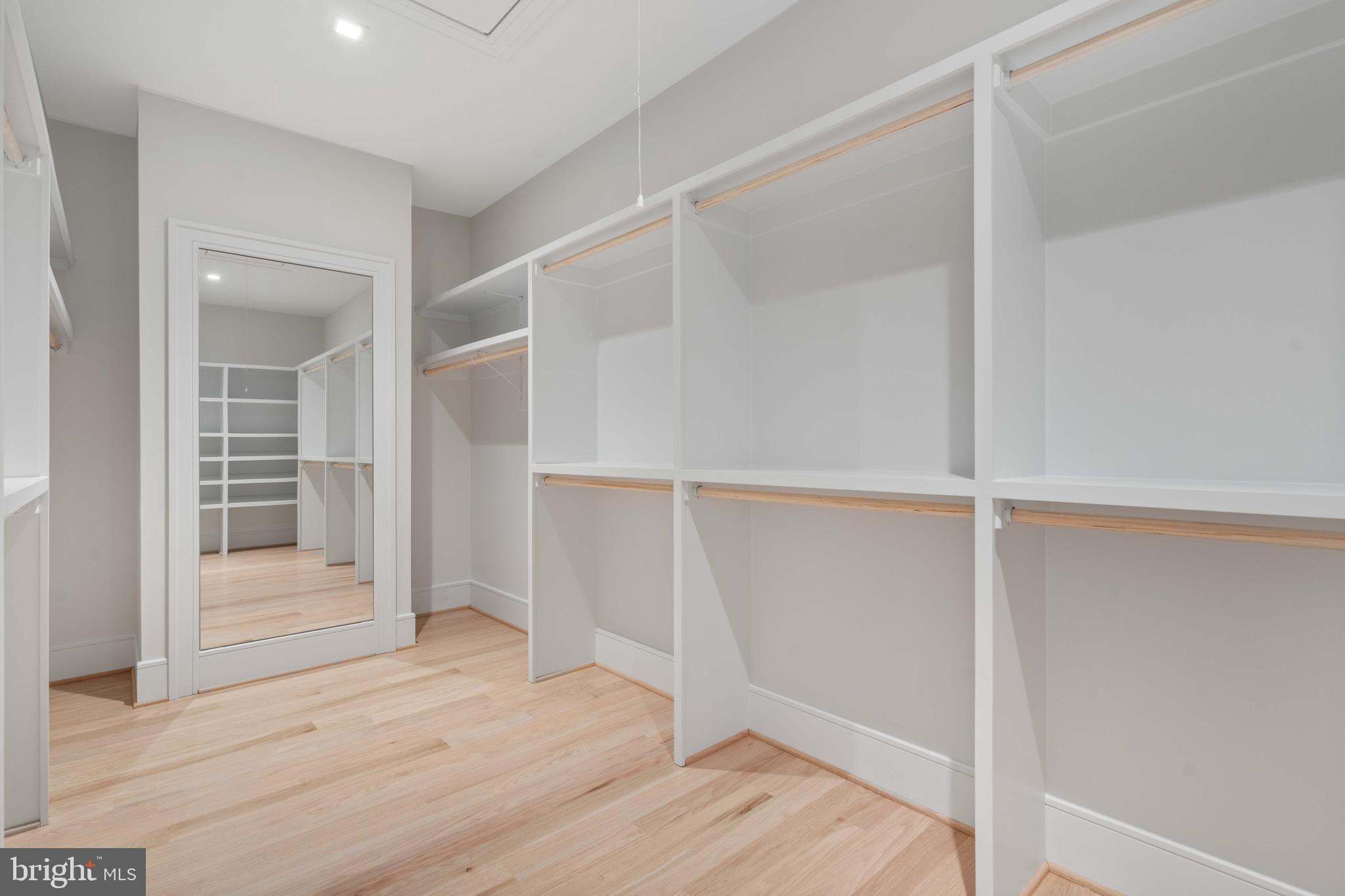 COUNTRY CLUB MANOR - Residential