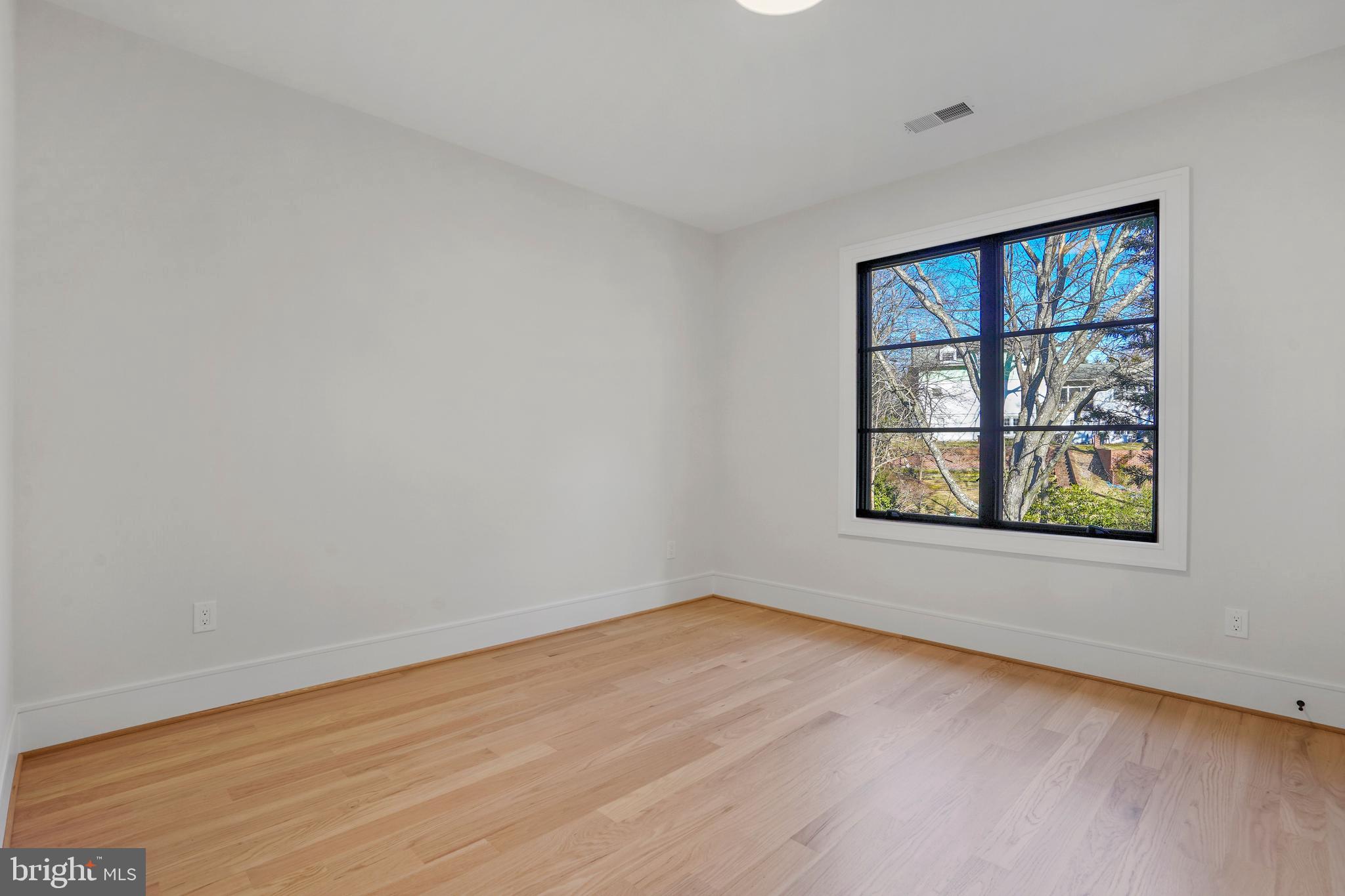 COUNTRY CLUB MANOR - Residential