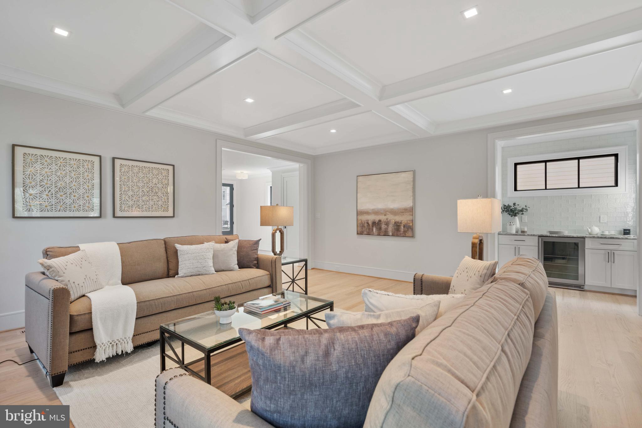 COUNTRY CLUB MANOR - Residential