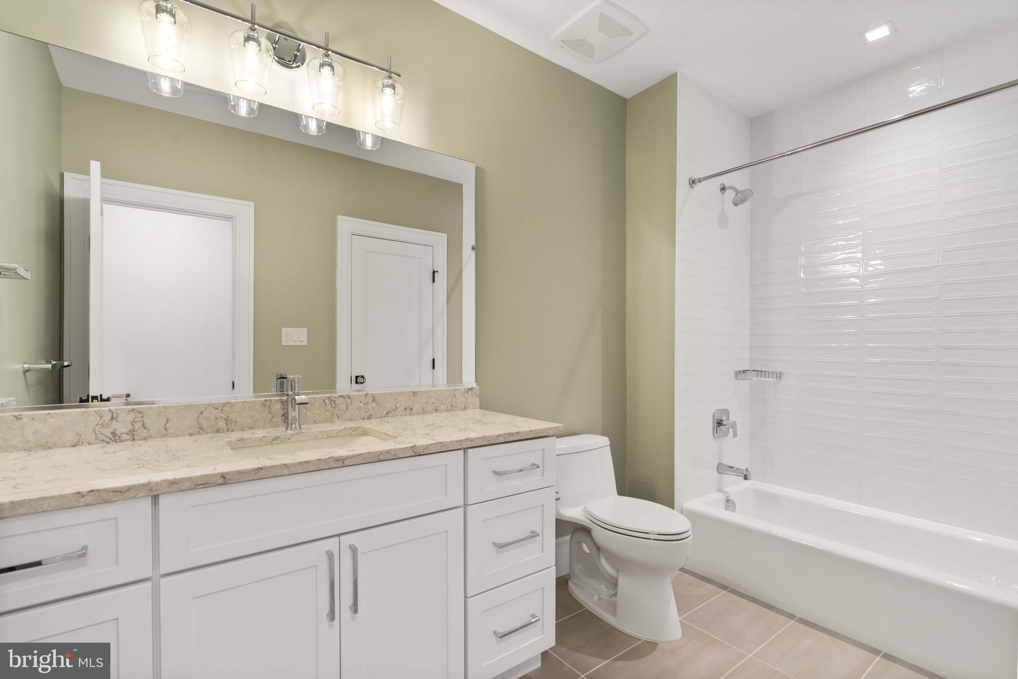 COUNTRY CLUB MANOR - Residential