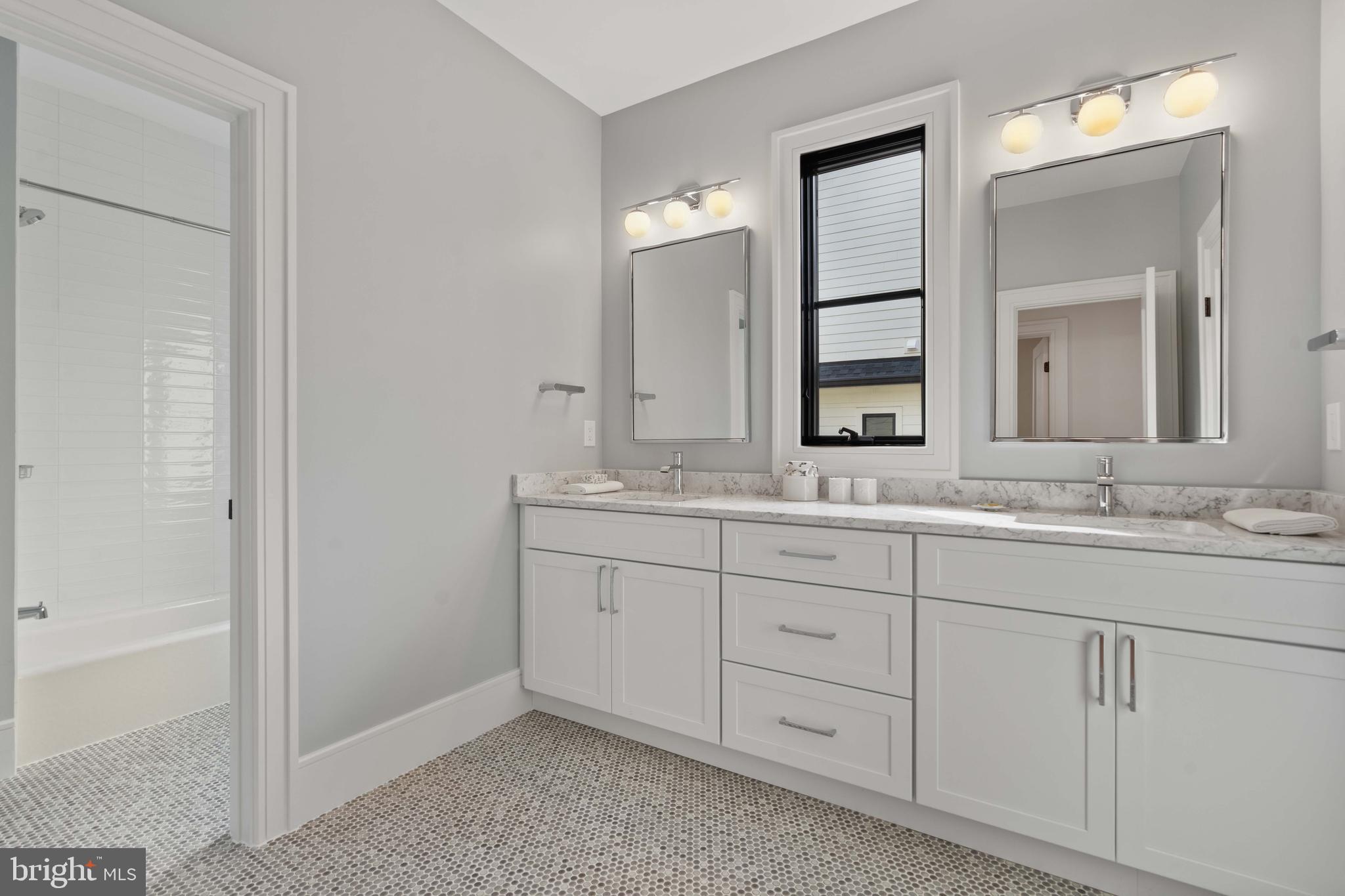 COUNTRY CLUB MANOR - Residential