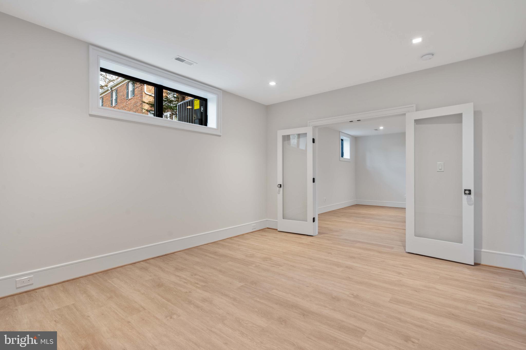 COUNTRY CLUB MANOR - Residential