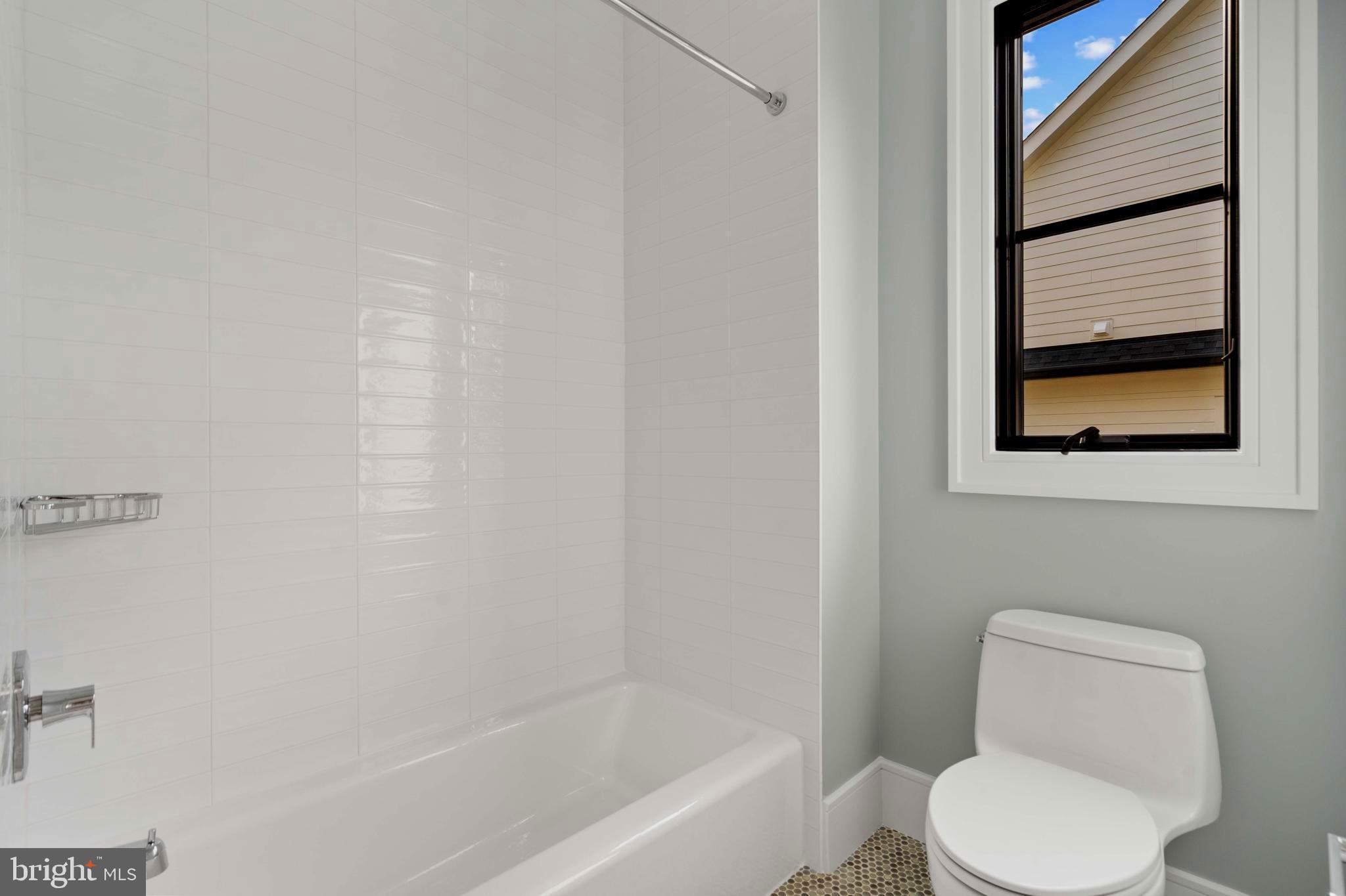 COUNTRY CLUB MANOR - Residential