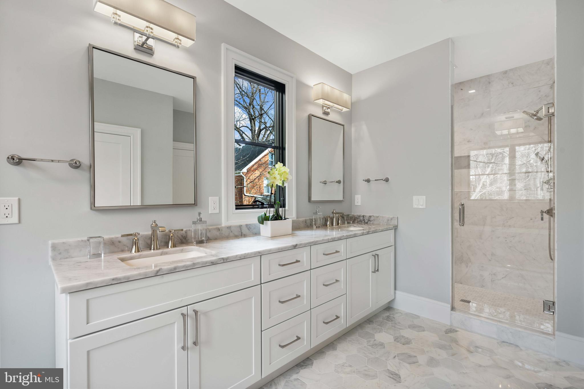 COUNTRY CLUB MANOR - Residential