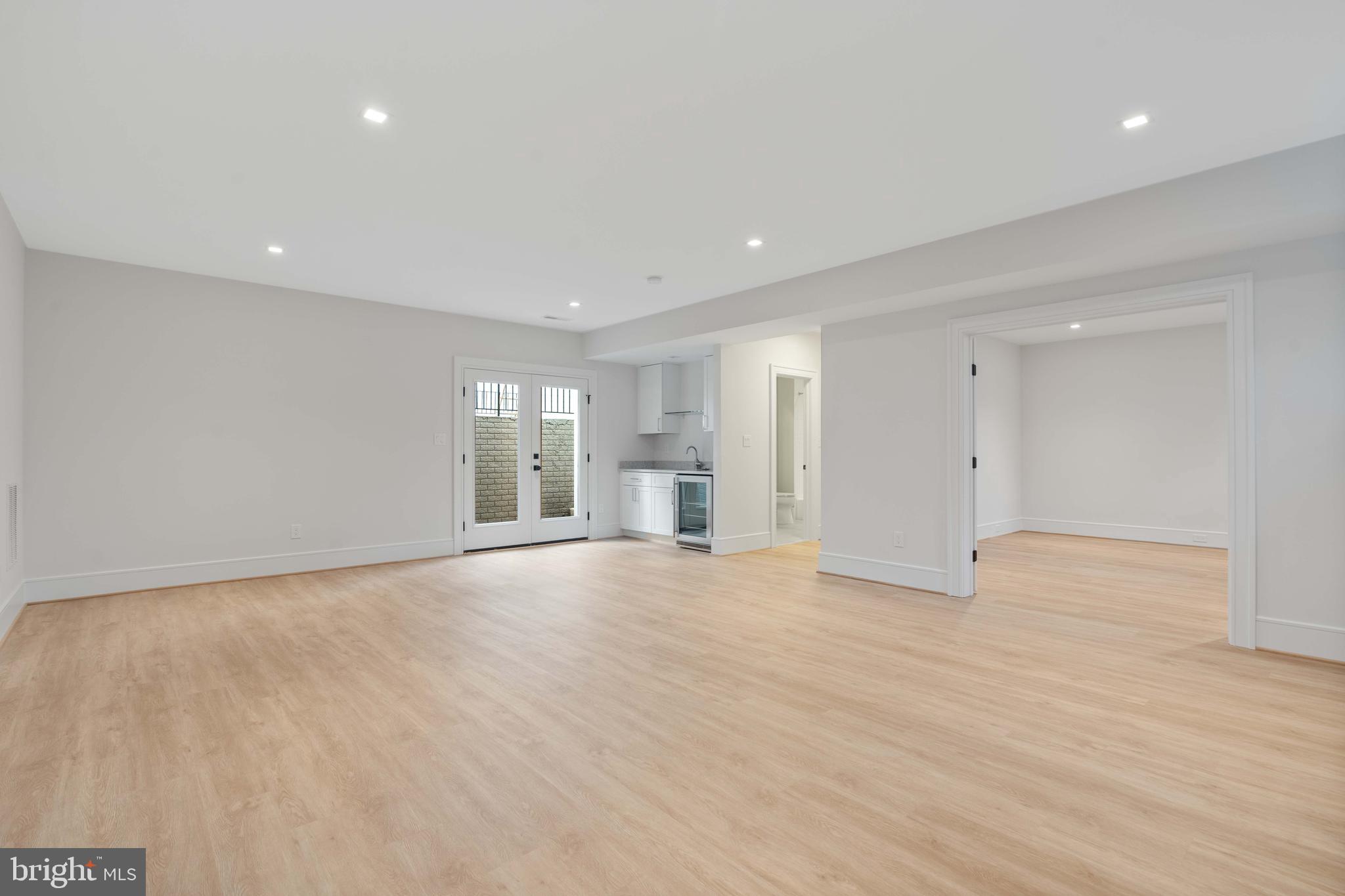 COUNTRY CLUB MANOR - Residential