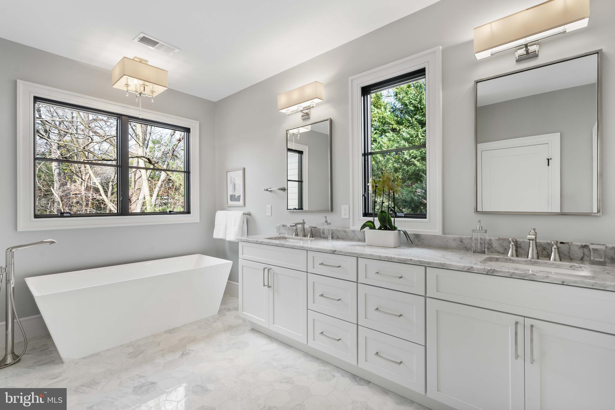 COUNTRY CLUB MANOR - Residential