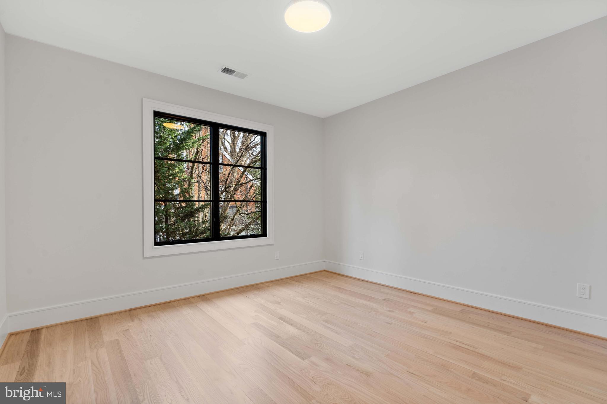 COUNTRY CLUB MANOR - Residential