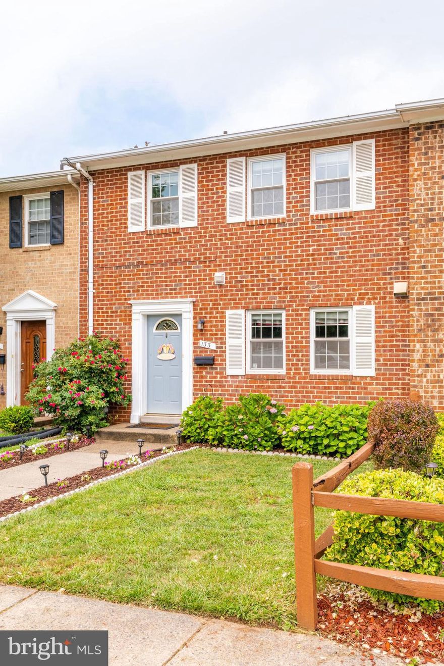 Adorable updated townhome located in the heart of Leesburg with upgrades throughout! Enjoy cooking in the gourmet kitchen with granite counters, tilebacksplash, beautiful cabinets, and stainless-steel appliances. Entertain inthe open main level living area or the huge lower level rec room. Relax in the large master bedroom with walk-in closet and en suite bath. Welcome home!