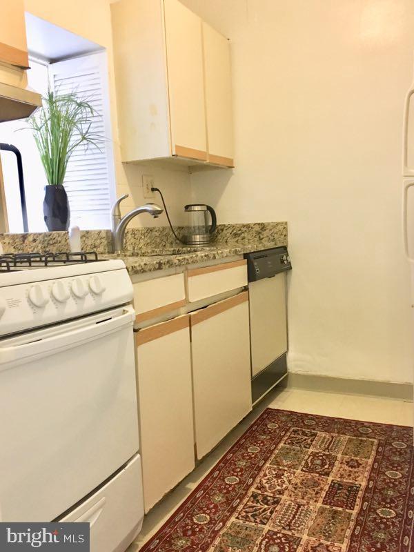 RIVER PLACE WEST - Residential Lease