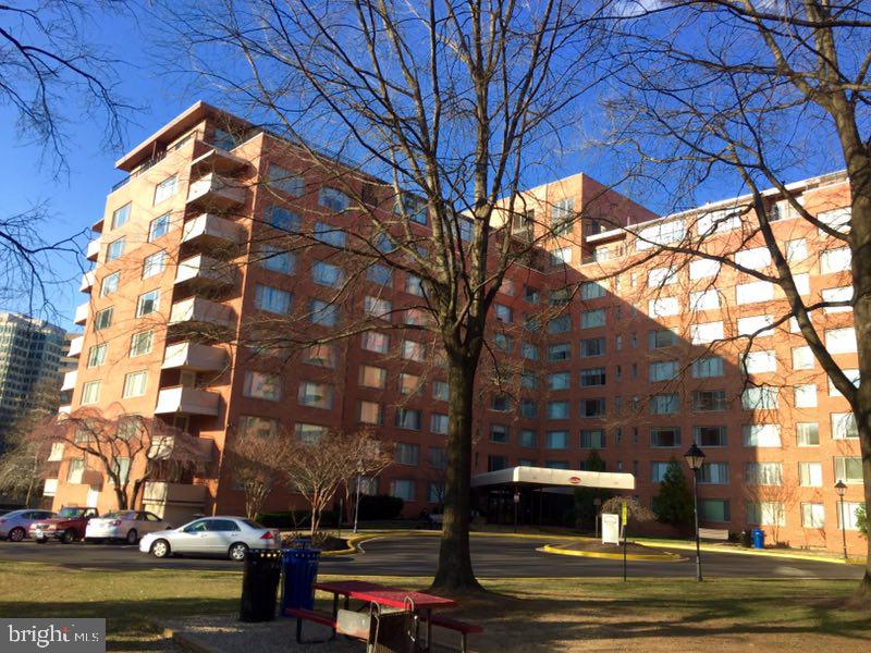 RIVER PLACE WEST - Residential Lease