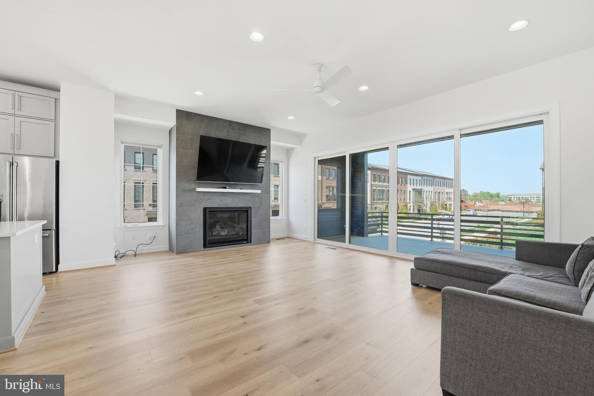 ONE LOUDOUN - Residential