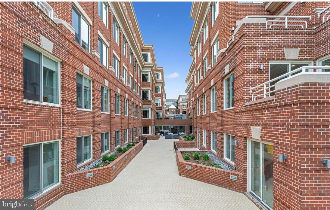 625 SLATERS LANE 204